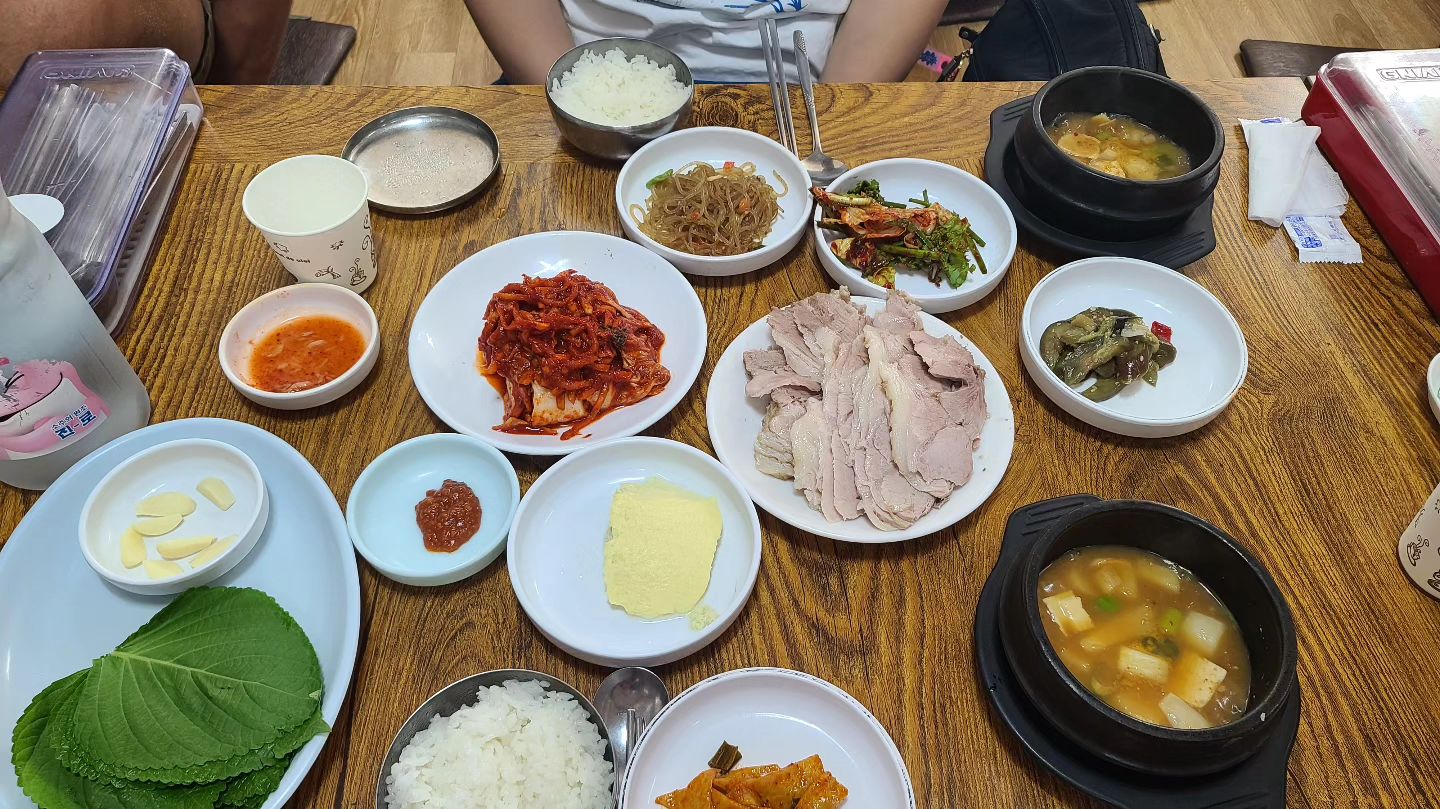 #천하보쌈 #보쌈정식

오랫만의 피드네요 ㅎㅎ 급 어색🤣🤣🤣🤣
엄마 미션으로 방산시장 온 김에 살짝 이동해서 먹으러 와봤습니당

야들야들 맛있군요 냠🫰🤤🤤🤤
김치도 많이 안달고 굿이었어요 

맛집이라 그릉가 점심시간 살짝 지나서 갔는데도 
사람들이 계속 들어오네요 ㅎ

냠냠 이제 차마시러 ㅋㅋㅋ 가야겠어요 
아침에 시원하더니 12시 넘어가니까 엄청 엄청 덥네요 ㄷㄷ ㄷ

더위 먹겠어요ㅠㅠ 다들 건강조심하세요 😍😍

(그나저나 이렇게 더운데 런던베이글 ㄷㄷㄷㄷㄷ 줄 ㄷㄷㄷㄷㄷㄷㄷ 무섭네요ㅎㅎ )

#종로맛집 #안국맛집 #점심맘마 #외식그램 #일상그램