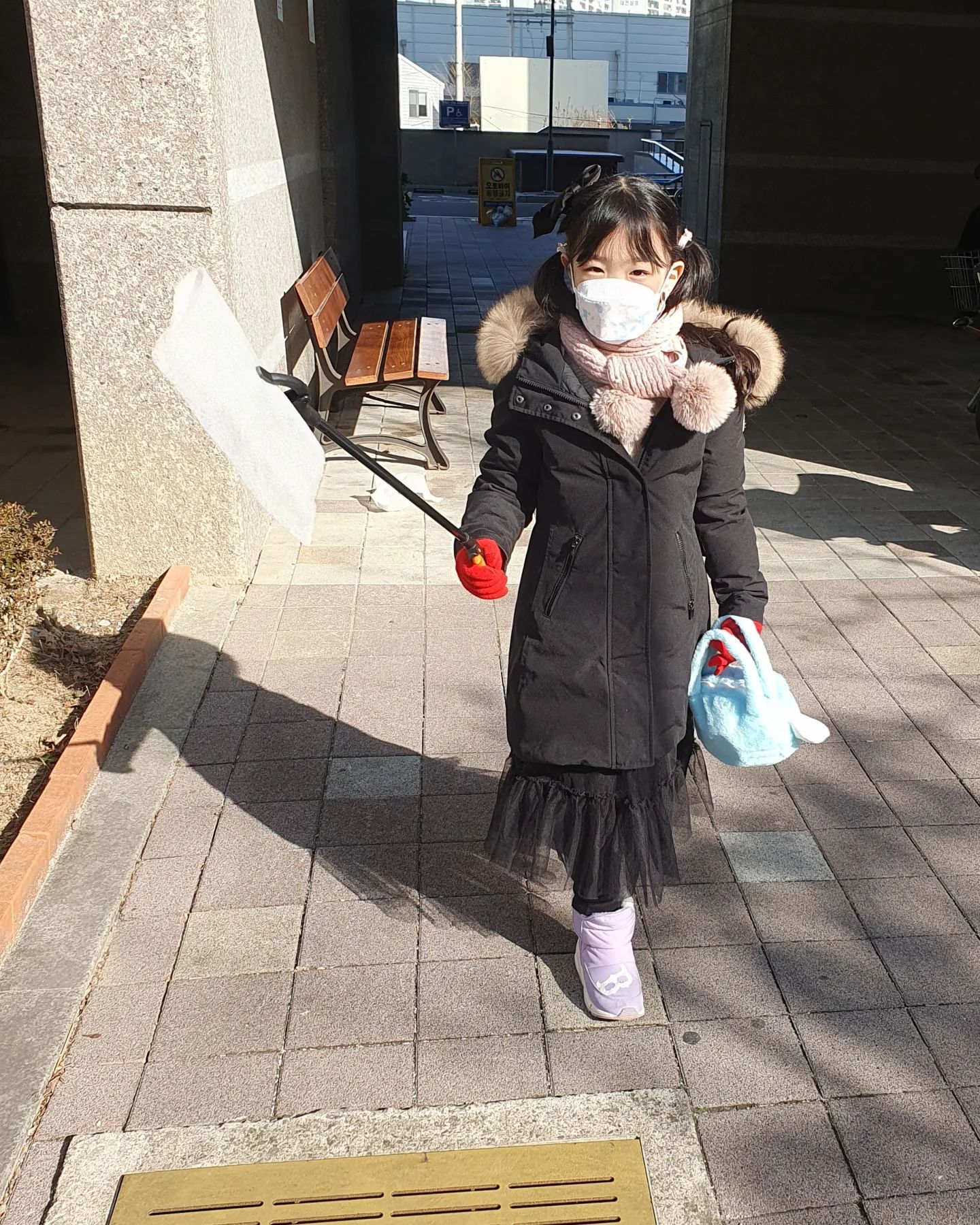 학교 앞 주차장에 널브러진 쓰레기를 볼때마다 줍고싶다 말하는 너를 위해 플로깅 이란것을 드디어 해 보았네👍

방학이라 방과후수업 한시간 말고는 넘치는게 시간인지라 미리 준비해둔 다이소 집게랑 종량제봉투 20l 챙겨 픽업갔더니 신나서 열정적으로 이곳저곳 쓰레기 다 줍는 너❣️ 아파트부터 시작해 산책로, 학교앞 공영주차장까지 열심히 줍고 있는데 지나가시는 할머니들이 착한일 한다고 예쁘다 칭찬하시니 부끄러워하고^^ 쓰레기가 너무 많다고 순식간에 쓰레기봉투 하나 다 채우고 수요일마다 플로깅 하기로 약속😅 근데 엄마 봉투 들고 다니느라 팔 너무 아프더라 끌차챙겨가자 이제..ㅋㅋ 
사람들이 왜 그렇게 쓰레기를 길에 많이 버리는 거냐며 자기는 커서도 절대 그러지 않겠다는데~ 맞아, 시은아! 그마음 변치말고 정신과 마음까지 건강한 사람으로 자라자😍

근데 오늘 복장은 플로깅이랑은 어울리지 않음에 틀림없었다는 사실..🤭 

#기나긴방학 #초등1학년 #플로깅 #주워도주워도끝이없음 #종량제봉투값늘겠구나 #마음이건강한사람 #무럭무럭자란다
