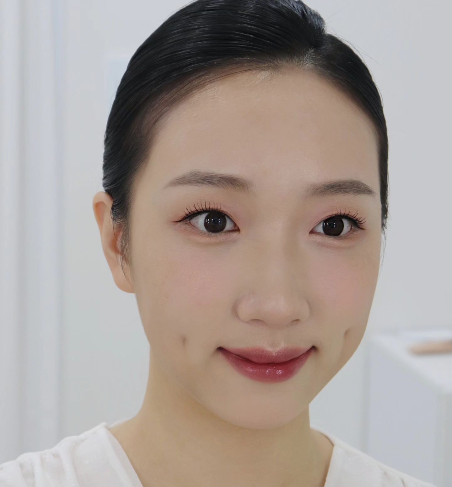 승무원 메이크업🌿

전반적인 인상에 따라 깔끔하고 맑은 느낌으로🫧
앞머리가 있어 최대한 넘겨서 고정해드렸어요

𝐼𝑟𝑎𝑒 이래

𝑇𝑜 𝑏𝑒 𝑚𝑒, 내가 되는 시간