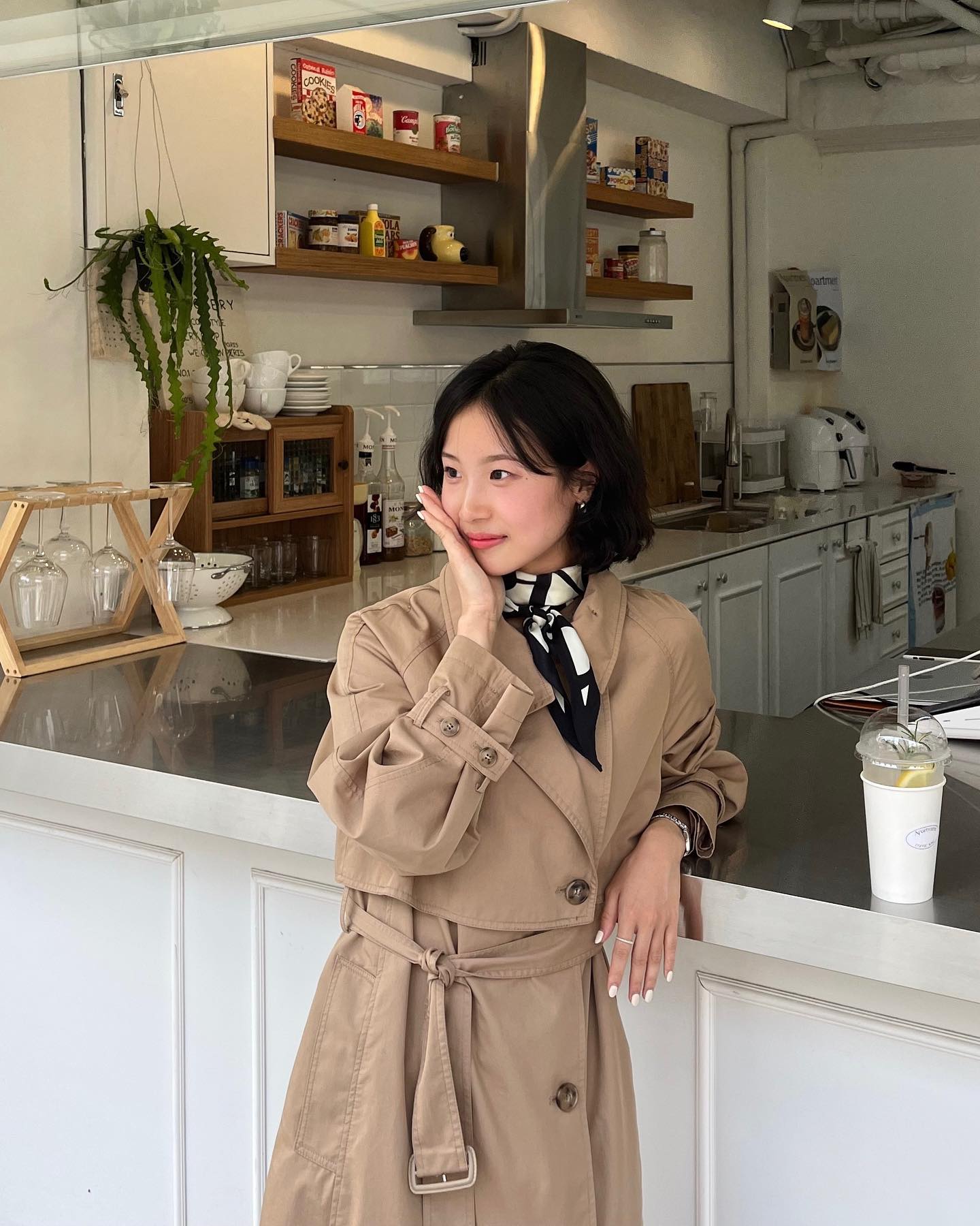 곳곳이 예뻤던 곳… 🛋️ 🩵 카페 내에 작은 쇼룸이 있는데.. 너무 예뻐서 다 사고 싶었어요.. 🫢
info. 코트는 시스티나, 스카프는 킨더살몬 임니댜 :)
