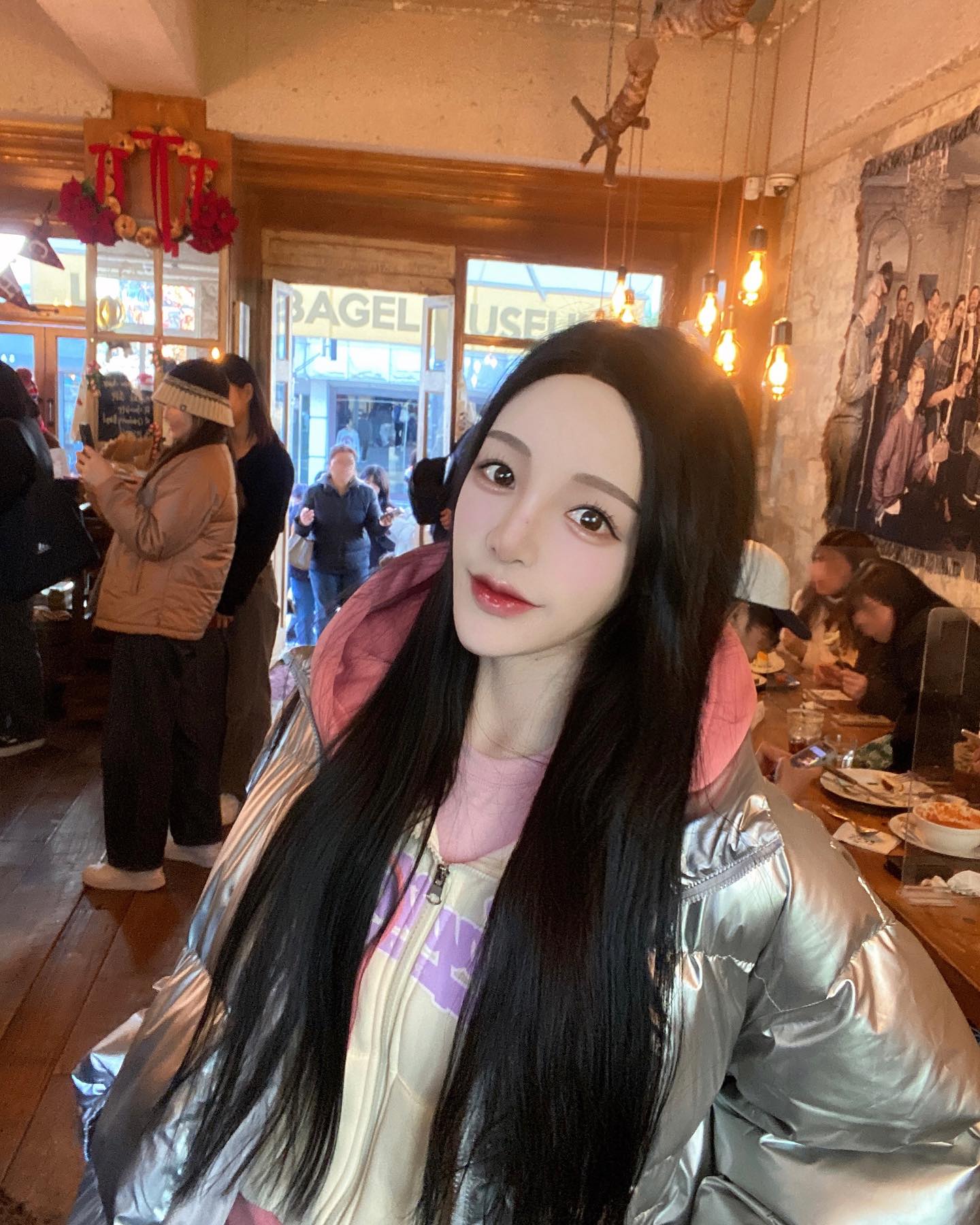 테이크아웃 웨이팅걸고 드디어 가본,
#런던베이글뮤지엄 평일에도 사람 바글바글😜
내입맛엔 #다크초콜렛베이글이 젤 맛남🍫

_

#안국 #안국역카페 #안국역필수코스
#안국역맛집 #안국런던베이글뮤지엄 

_