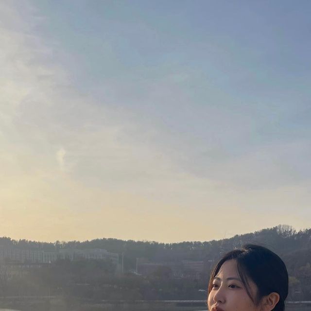  JIHONG☀️ on Instagram: "#광고 #adual 

다들 봄나들이 준비하셨나요? 🧺

어다울의 셔츠 볼레로와 롱 원피스 세트는 볼레로의 세미 퍼프 라인이
볼륨감 있고 우아한 아웃핏을 연출해주고 두개로 분리되어 있어 다양한 스타일링이 가능하답니다 👗 소재도 완전 짱짱 : )

꼬까옷 입고 벚꽃 나들이 요이 땡~! 🌸

#광고#ADAUL#어다울#원피스#롱원피스#볼레로#레이어드#원피스세트#하객룩#데이트룩"