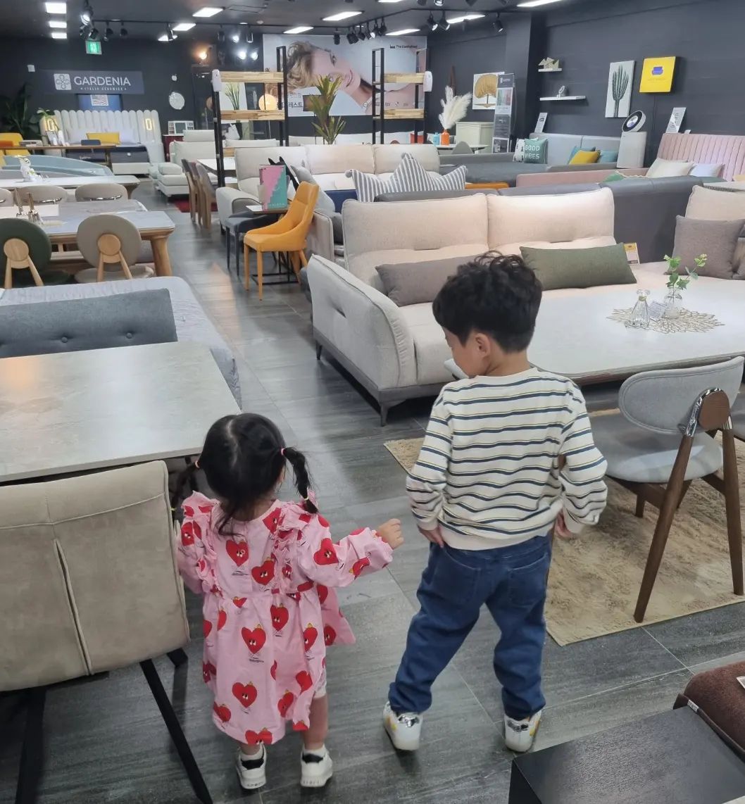 주말마다 이사준비중🙈
이번주말엔 가구보러 다니기
오전에는 용인가서 보고 오후에는 광주
결국은 박람회에서 본 업체에서
공구가로 구매완료👍
가전도 최....최종 결정 완료‼️

이제 남은건... 조명..중문.. 냉장고장..
아이들 침대...음... 또 뭐 남았니?🤣
새집 입주하는게 더 힘든거 같음