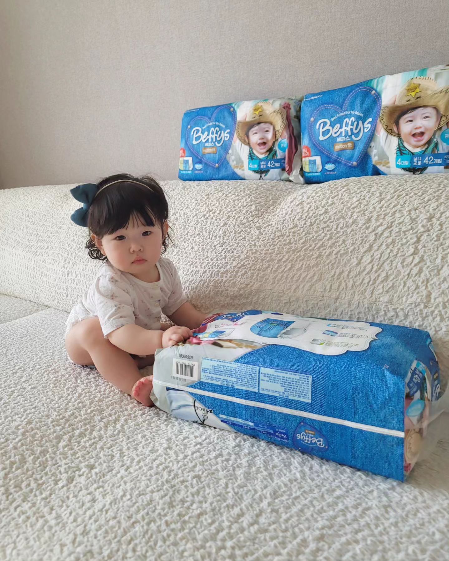 #제품제공

이번에는 '베피스 모션핏 기저귀' 사용해봤어요

두가지 색상 청바지 디자인 이라 골라 입힐수도 있고
뒤에서 보면 옷입은듯 개성을 살려주는 기저귀예요☆°

요즘 점점 활동량이 많아지고 엎드려 자서
샘걱정 하게되는데
안심 이중 샘방지로 한번도 샌적이 없었어요

✔️엘라스틱 소프트 밴드로 허리 허벅지를 
편안하게해줘서 자국도 안생기고
✔️엑스트라 드라이 시스템으로 많은양의 소변을봐도 
빠른 흡수로 뽀송뽀송하게 유지해줘요

뽀송뽀송하게 부드럽고 샘걱정 없는 기저귀 찾으신다면
가성비 좋은 '베피스 모션핏 기저귀' 추천해요🩷

🌿Thank you beffys_official_ 

#베피스 #베피스기저귀 #베피스모션핏
#아기기저귀 #팬티기저귀 #기저귀추천
#베피스서포터즈 #베피스타5기