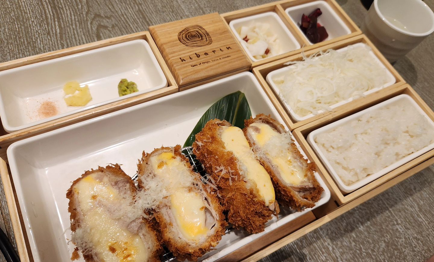 #식사제공
.
돈까스에 진심인 우리가족!
.
신세계백화점경기점 내 7층에 위치한 돈까스맛집! 
돈가츠 전문점 '히바린 신세계경기점' 소개해드려요~
.
✨️치즈돈까스를 좋아하는 수빈이는 트리플치즈카츠
✨️안심가스를 좋아하는 성근이는 모둠카츠
✨️여름이면 생각나는 자루소바
✨️어른을위하 메뉴 해물야끼우동
.
맛도 맛이지만, 양도 넉넉해 좋은 돈까스맛집!!
분위기도좋아 부모님 모시고가기좋은 맛집이에요~
.
.
.
.
.
#용인맛집 #수지맛집 #죽전맛집 #서현맛집 #기흥맛집 #용인수지맛집 #신세계경기 #신세계백화점경기점 #용인돈까스 #신세계경기점맛집 #신세계백화점경기점일식 #신세계경기히바린 #히바린신세계백화점경기점