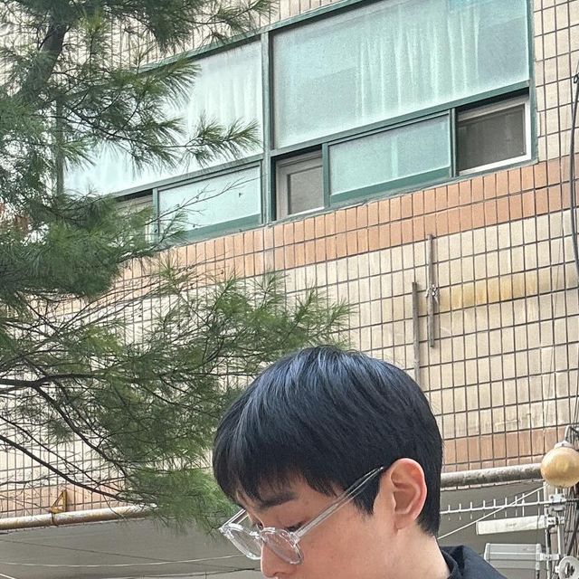 백광렬 on Instagram: "#광고 @1rony9orno_official 의 [비건스웨이드] 바이커 칼라 스웨이드 자켓👏 보들보들한 스웨이드 너무 예쁘지 않나요😄 카라가 있어서 멋들어짐이 더 산 느낌👍 루즈핏이라