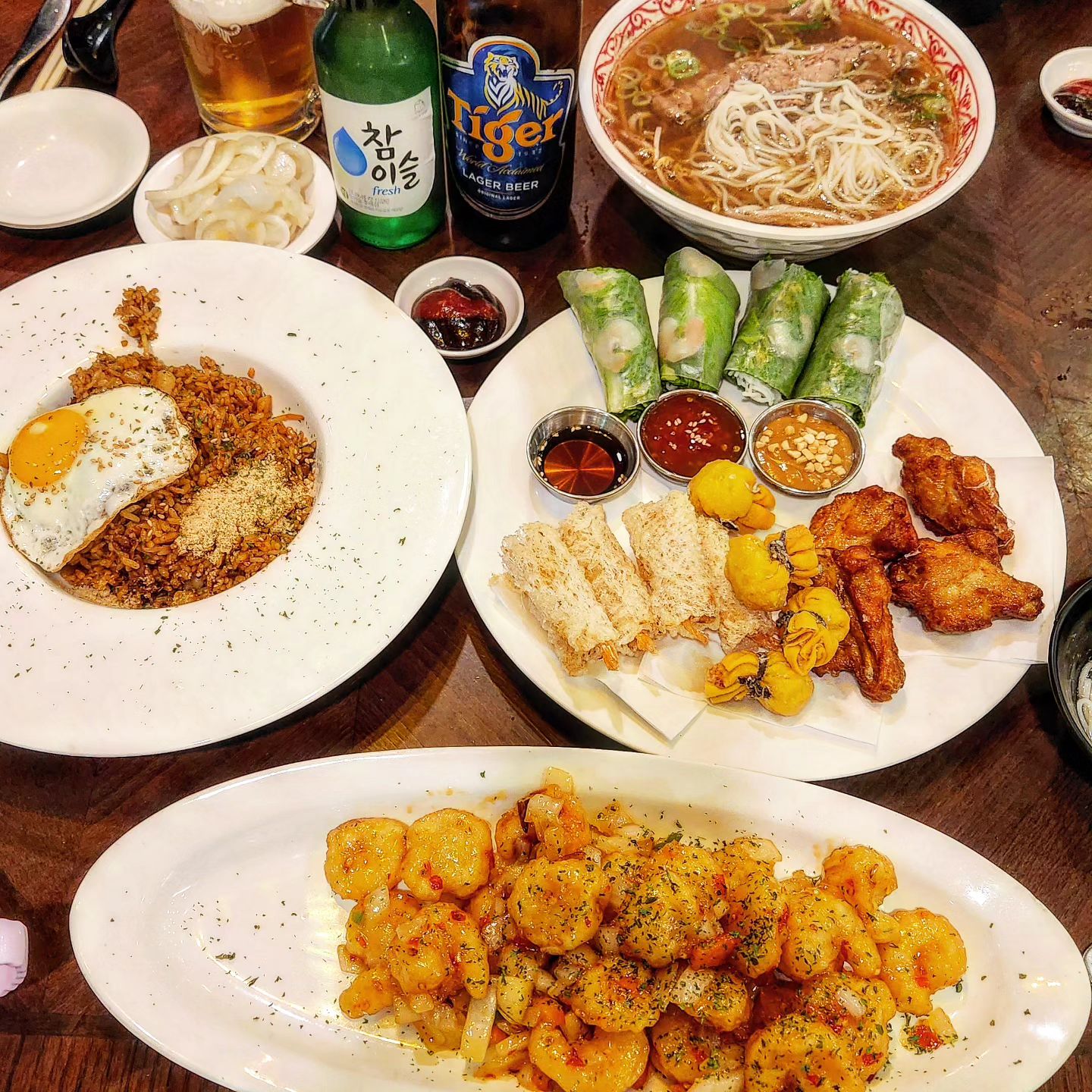 ✨️주말은 주방파업해줘야 제맛이지 🤭🤭
뜨끈 뜨끈한 쌀국수로 몸 녹여보아요💕💕
스프링롤부터 치킨, 새우롤 등 다채로운 전식부터
쌀국수, 나시고랭, 칠리새우까지 야무지게 먹먹
여기에 소주랑 맥주🍻 함께하니 행복 그 자체
쌀국수는 라지로 시키니 면 양 혜자롭고요🫶🫶
나시고랭은 밥알 코팅이 제대로라 고슬고슬🩷
도전정신으로 주문한 🍤칠리새우도 맛있었닷
모두 즐거운 토요일 보내세요오🤗🤗
.
#포몬스 #쌀국수맛집 #분짜맛집 #쌀국수 #점심맛집 #스프링롤 #건대역맛집 #건대역 #자양동맛집#건대입구역맛집 #건대맛집 #화양동맛집 #베트남쌀국수 #베트남요리 #저녁메뉴추천 #낮맥 #저메추