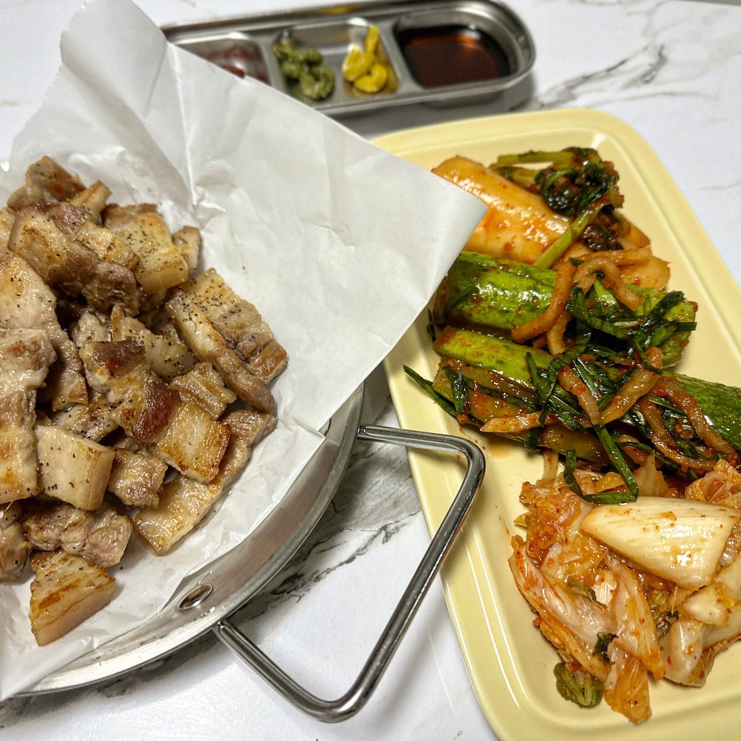 #협찬 🏷️예소담 김치

한국인의 밥상에 빠질수없는 김치🔥
예소담 김치 3종으로 맛있는 밥상 준비해봤어요

✅제공내역
예소담 김치 3종 세트❤️
(특썰은김치1kg + 특오이소박이1kg +특총각김치1kg)

.

❤️대한민국 김치품평회 7관왕

❤️100% 우리 농산물로 만든 신선한 김치

❤️오랜 시간 노하우가 담긴 특제비법으로 만든 육수

❤️2년 발효시킨 3가지 젓갈 사용

.

포기김치만 주문해서 먹어보다가 특썰은김치 먹어봤는데 
따로 썰어도 되지 않아도 되니까 넘 편한거 있죠❗️
예소담김치는 김치품평회 7관왕을 차지할 정도라
김치맛은 보장되어있어요👍🏻👍🏻👍🏻
특제육수와 2년이상 발효시킨 젓갈로
전통 방식 그대로 만든 김치라
시간이 지나 익으면 익을수록 더 맛있어요❤️

HACCP 인증은 기본이고
100% 우리 농산물 재료로 만들어서 
더욱 믿음이 가는 예소담김치✨
김치 3종세트와 삼겹살이면 맛있는 한국인의 밥상 끝났죠😆
김치가 적당히 잘익어서 그냥 먹어도 맛있었어요
오이소박이는 시원하고 아삭아삭하고
총각김치는 단단하면서 아삭함맛이 느껴졌어요❗️
맛있는 김치 찾는다면 예소담김치 추천드려요👍🏻

.

👉🏻
yesodam_kimchi

-
-

#전통김치 #국내산김치 #김치맛집 #디너의여왕 #예소담김치 #예소담 #김치 #특썰은김치 #오이소박이 #총각김치 #믿고먹는김치 #HACCP인증 #신선한재료 #비법육수 #김치맛집