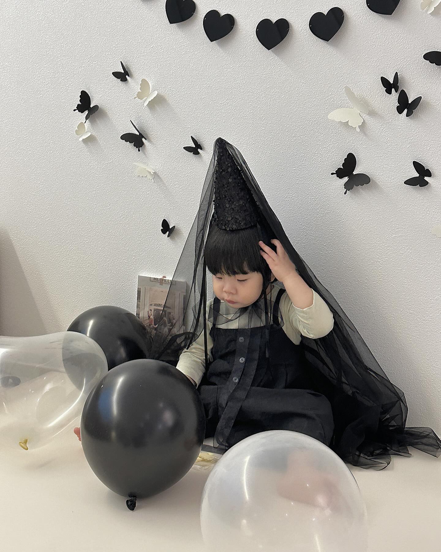 #제품제공 Happy birthday 🖤 성공적인 두돌촬영 
집에서도 이쁘게 찍어줄 수 있어서 너무좋다구여✨ 

🩶 블랙 비즈 글리터 리본 베일 고깔파티햇
🩶 하트 아크릴 가랜드

my_favorite_project 
my_favorite_project 
my_favorite_project 

#두돌셀프촬영 #홈스냅 #홈스냅촬영 #홈스냅사진 #셀프촬영소품대여 #셀프촬영소품 #취향공유