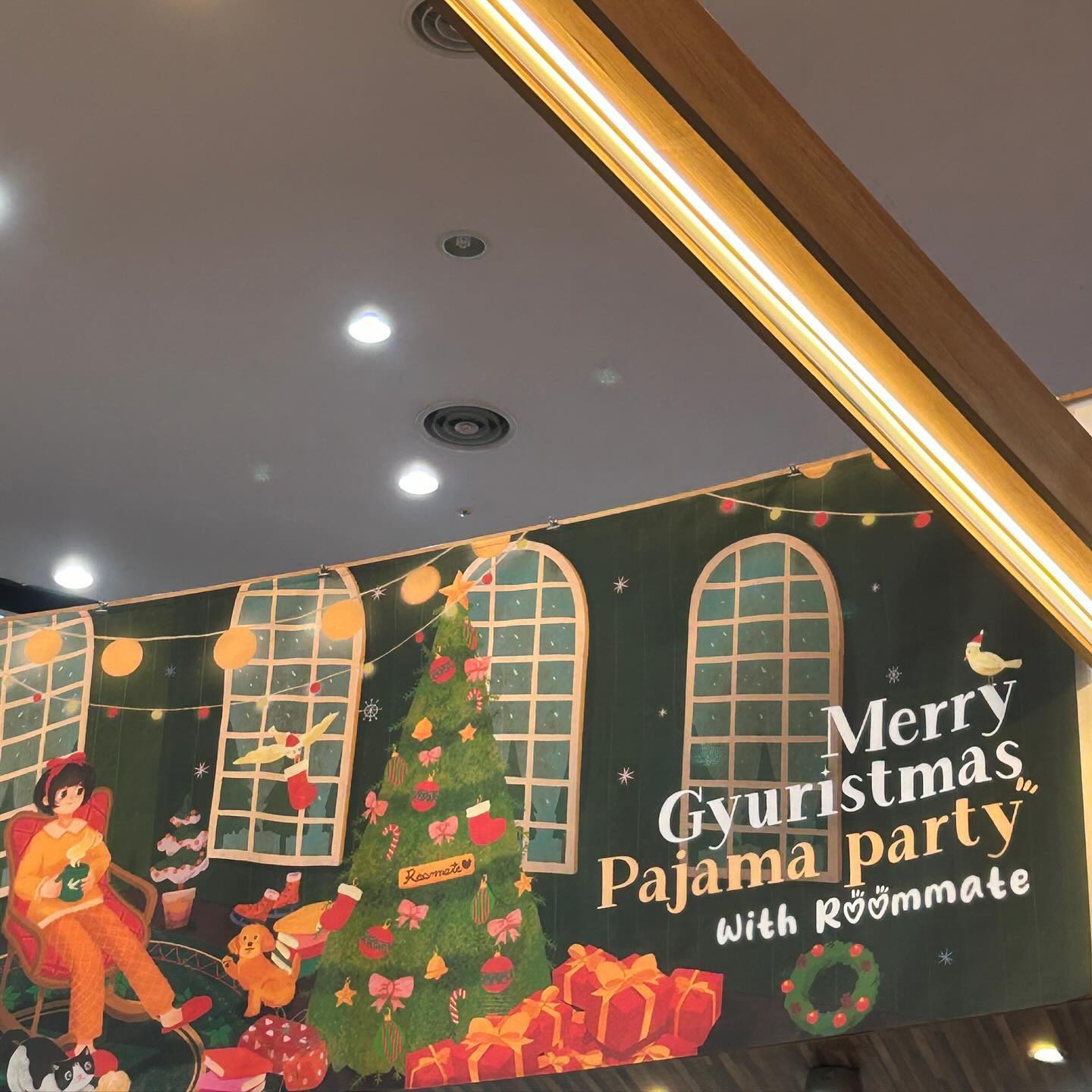 23.12.25 
그 어떤 크리스마스 보다 따뜻한 크리스마스♥️ 
규선언니가 룸메이트 들을 위한 
규리스마스 팬콘을 준비해줘서 , 
나는 또 이렇게 따뜻한 공연을 볼 수 있었다 ! 

정규콘서트와 다르게, 여러 이벤트들을 하면서 
룸메님들의 재능도 구경할 수 있었고 
긴장하며 봤던 콘서트와 다르게 
웃고, 떠들며 온기가 더욱 느껴지는 공연👍 

안 울리고 , 안운다고 하면서 
또 팬들 이야기 하면서 울어버린 언니덕분에 
나도 , 다른 룸메님들도 또 훌쩍 ㅋㅋㅋㅋ(난오열) 

공연장 로비에서부터 굿즈를 나눠주는 따뜻한룸메님들, 
룸메들이 다치지 않게 통제해주시고 ,물어보는것에 따숩게 대답해주신 
스텝분들 . 
또 공연을 준비해주고 , 팬들을 위한 굿즈를 제작해준 규선언니와 
헤아릴규 ♥️
그 어떤것도 부족하거나 , 아쉽지가 않았다. 

내년 언니를 언제볼 지 모르니 오늘 눈에 마음에 많이 담으려 노력했당 

행복한 크리스마스, 연말이었다 ♥️

언니가 말했다
’팬이 가수를 사랑하는 것 보다 , 가수가 팬을 더 사랑 하는 경우는 많지
않을텐데 (?잘 기억이안난다 ㅜㅠ) 
저는 정말 여러분들을 사랑해요‘

내 가수 , 심규선 
언니 고맙고 사랑합니다 ♥️

#심규선콘서트 #규리스마스 #룸메이트