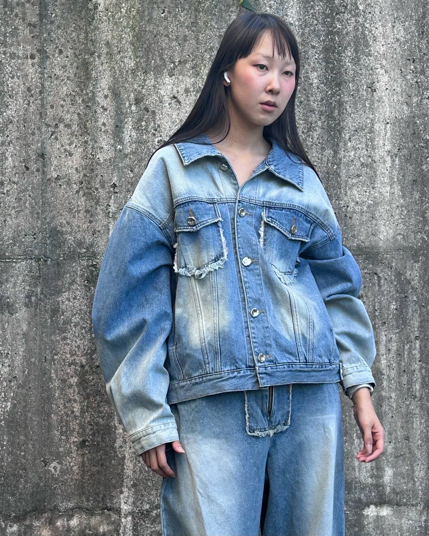 ✨ 오늘의 룩은 뭉 워시드 데님 트러커 자켓과 트러커 팬츠로 완성했어용! 

이 조합은 정말 편안하면서도 스타일리시해욤
길거리에서도 눈에 띄는 멋진 아이템이랍니다! 👀💖

온라인스토어에서 쉽게 구매할 수 있으니, 
여러분도 꼭 확인해보시길🫧