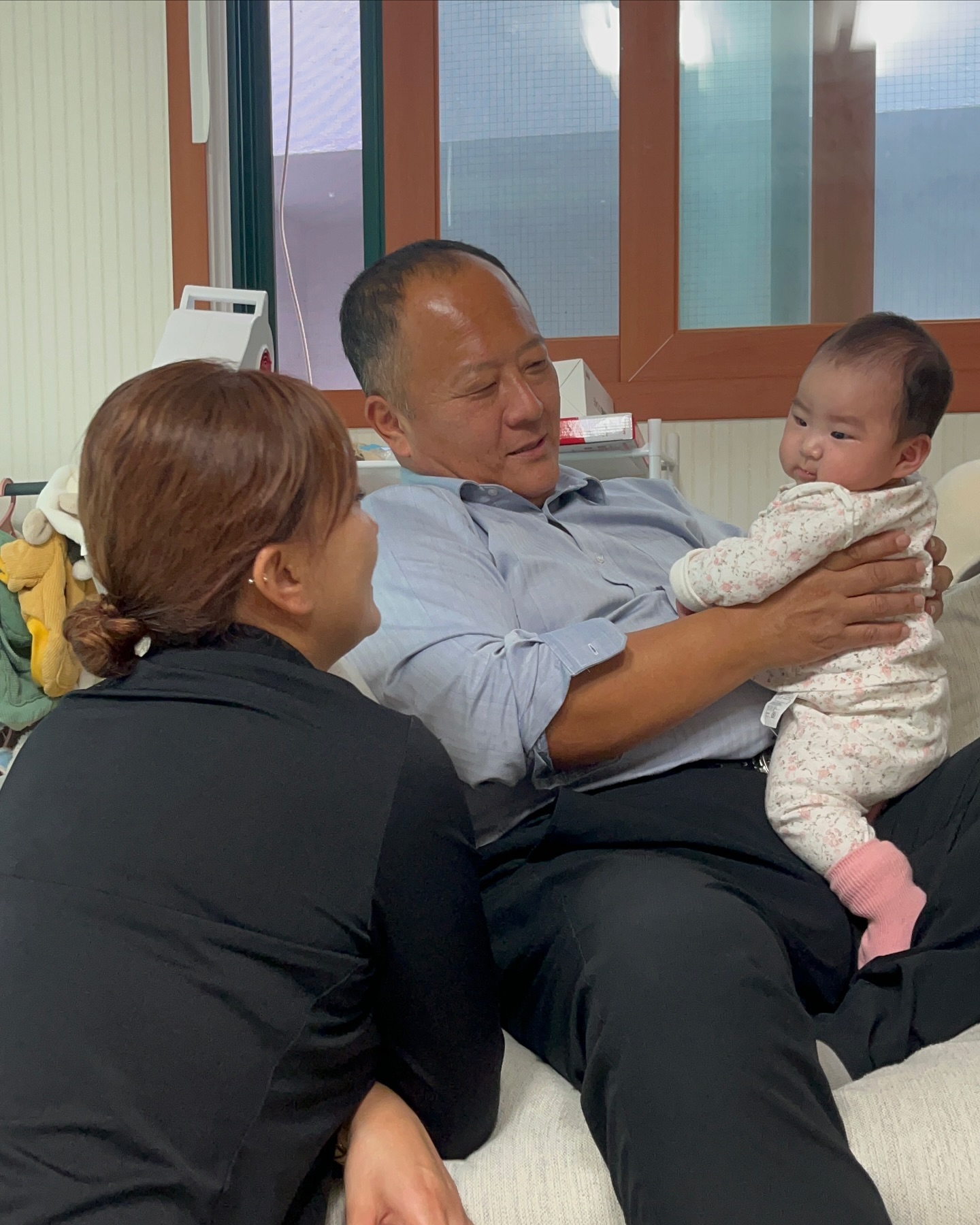 손녀는 어린 시절 딸을 다시 만나는 거랬다
나도 나중에 설아의 자식을 보면 이런 기분일까 🫢🩷

#가족스타그램 #아기스타그램 #육아일상 #손녀사랑