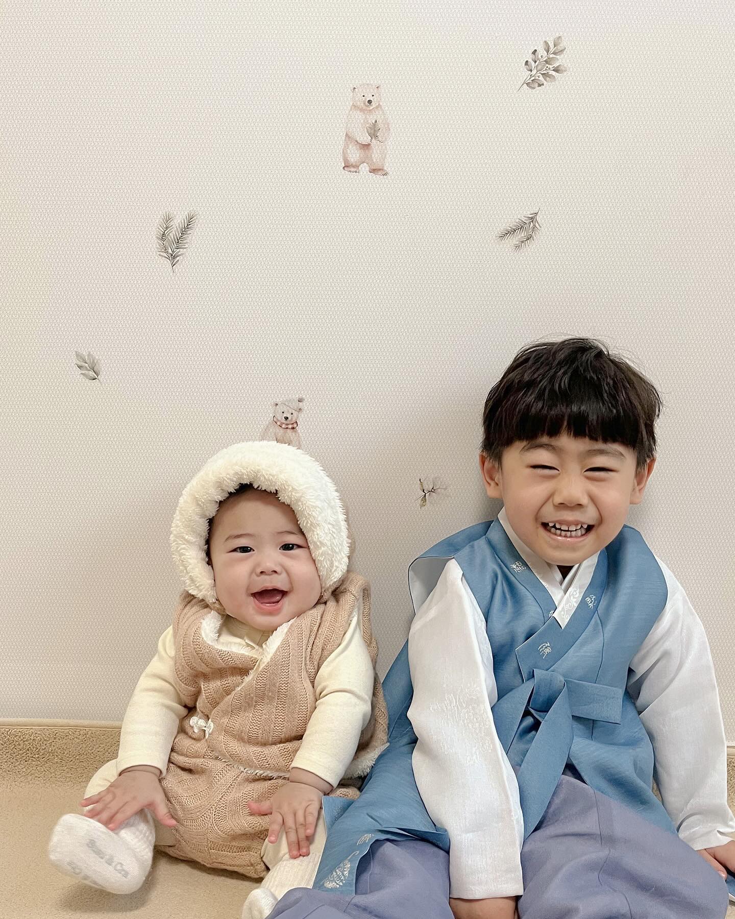 ⠀
#일상 #햅삐설날
⠀
다들 새해 복 많이 받으세요🙇🏻‍♂️
⠀
아직까지 명절 피곤에서
헤어나오지 못하는 중..
⠀
한복입는거 극혐하는 찬일이
어르고 달래서 투샷🫶🏻
⠀
할일은 태산인데 하기 귀찮...
저만 그런거 아니죠..?😂
⠀
찬일이 후딱 재우고
커피타서 밀린 집안일 하러 슝슝💨
⠀