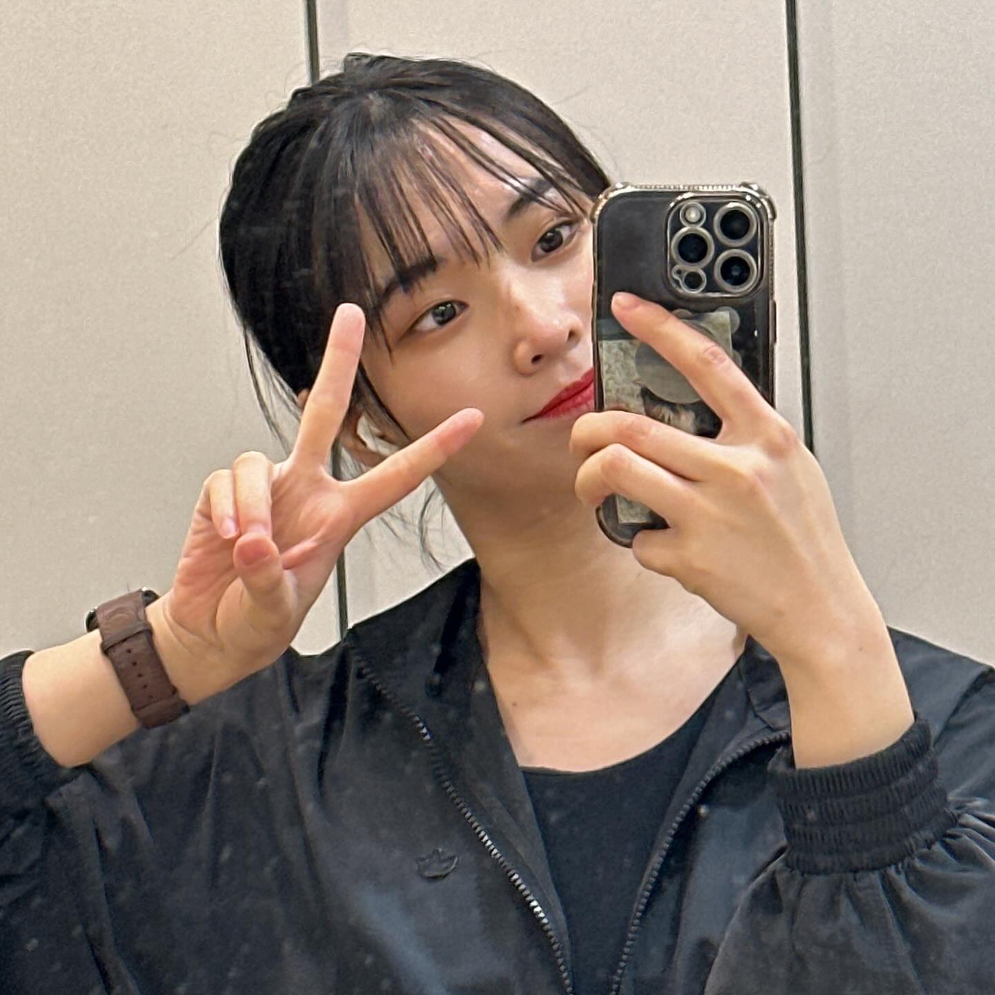 2024.02.22 해냈드아아아 운덩운덩❤️‍🔥
혼자 운동와서 오랜만에 느껴보는 열정
“다시 운동과 친해지는 중입니다아앙”
-
하체를 뿌셔뿌셔 하려다가 하고 있어서
살며시 등으로 움직였다가
자리가 비었다! 삐뽀! 바로 하체루 달려갔지요옹👍
-
오랜만에 남기는 운덩일기는 너무 어색하지만
조아 이정도면 충분해🥸
못 본 사이 귀차니즘만 늘고 온 아이라구 합니다

✔️하체 및 유산소 뿌심 (물론 기준은 주관적입니다.)

원래는 약속이었지만 취소된 약속에 운동나온 열정 인정이야
(여전히 셀프 칭찬을 잘하구요오옹😊)

“이번 주는 주말도 운동을 가야징✋”