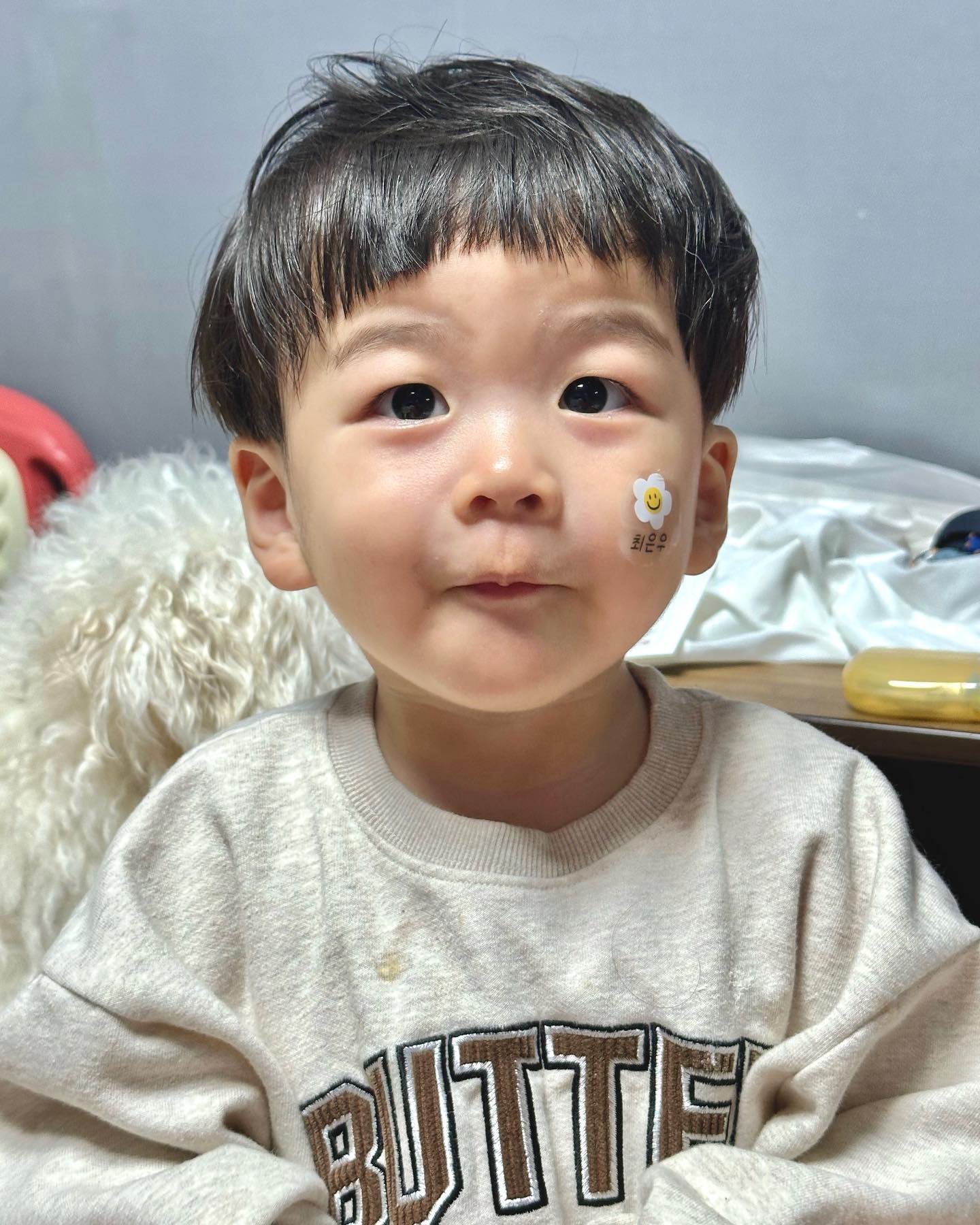 #협찬#콩디샵
어린이집 네임텍은 콩디샵으로 준비 끝 ✨
키링,네임지비츠,네임스티커까지 있으니
한 번에 준비 끝난다구요오 🔥
ㅤㅤ 
다양한 글씨체와 두 줄 디자인까지 가능해서 아이 물건 어디든 착착 ✨
ㅤㅤ 
걱정 없는 KC 인증으로 설거지할 때도 방수가 되고 열탕소독에도 끄떡 없어요 ♨️
ㅤㅤ 
은우도 마음에 들어서 얼굴에 붙이고, 장난도 치고 계속 쪼물락 쪼물락 🤭
모든 물건에 은우 이름으로 도배할 거예요 🤍
ㅤㅤ 
ㅤㅤ 
ㅤㅤ 
🏷️ 𝚝𝚑𝚊𝚗𝚔 𝚢𝚘𝚞, kongd_s 
https://smartstore.naver.com/kongd