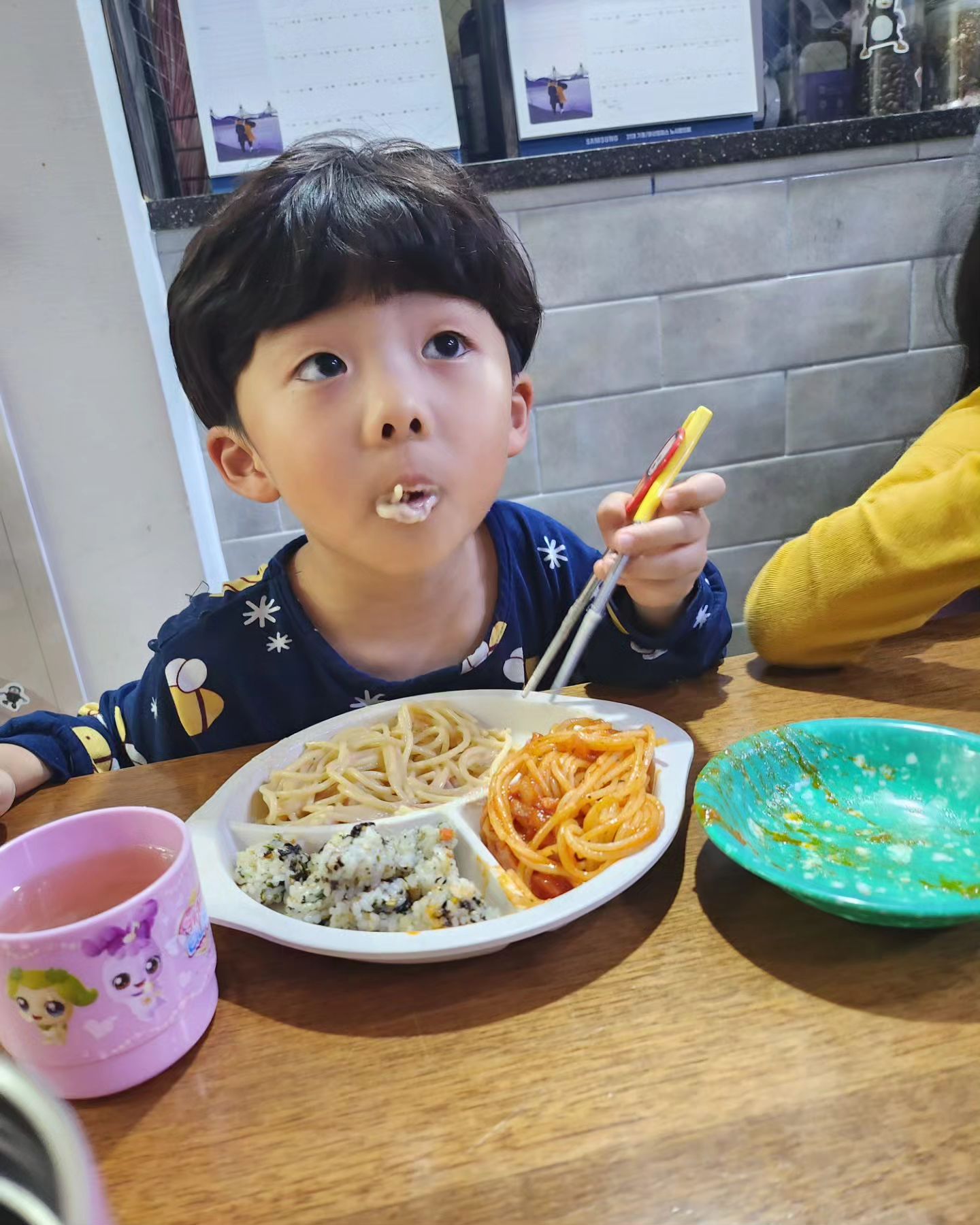오늘 저녁은 #크림스파게티 #토마토스파게티 
간만에 최고로 빨리 먹은 저녁ㅋㅋ
취향이 틀린 남매 덕에  두가지 맛을 해야하지..
맛있게먹어줘서 고마워🩵
.
.
.
#일상 #출근전 #아이들과 #야간근무 #저녁시간
