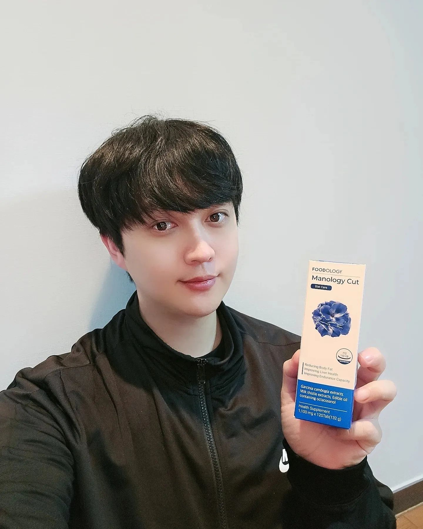 #협찬  남자 다이어터를 위한 푸드올로지에서
나온 맨올로지컷 블루통을 소개합니다
.
요즘 연초라 회식자리 또는 술자리가 많아서
체중이 많이 늘었습니다 그래서 요즘 저는
운동과 함께 맨올로지컷 블루통을 먹으면서
다이어트 걱정을 줄였습니다
.
맨올로지컷 블루통은 가르시니아 캄보지아와
밀크씨슬 등이 함유돼 체지방 감소와 
간 건강에 도움을 줄수있다고 합니다
.
저는 1주일째 꾸준히 먹고 있습니다
하루3번 2알씩 간편하게 섭취해요
요즘 런닝거리가 조금씩 늘고있어요
.
다들 맨올로지컷과 함께 목표 체중에
도달하시길 기원합니다

foodology.official
#맨올로지컷 #파란통다이어트 #택연 #체지방컷팅제 #맨올로지컷후기 #파란통다이어트후기 #솔직후기