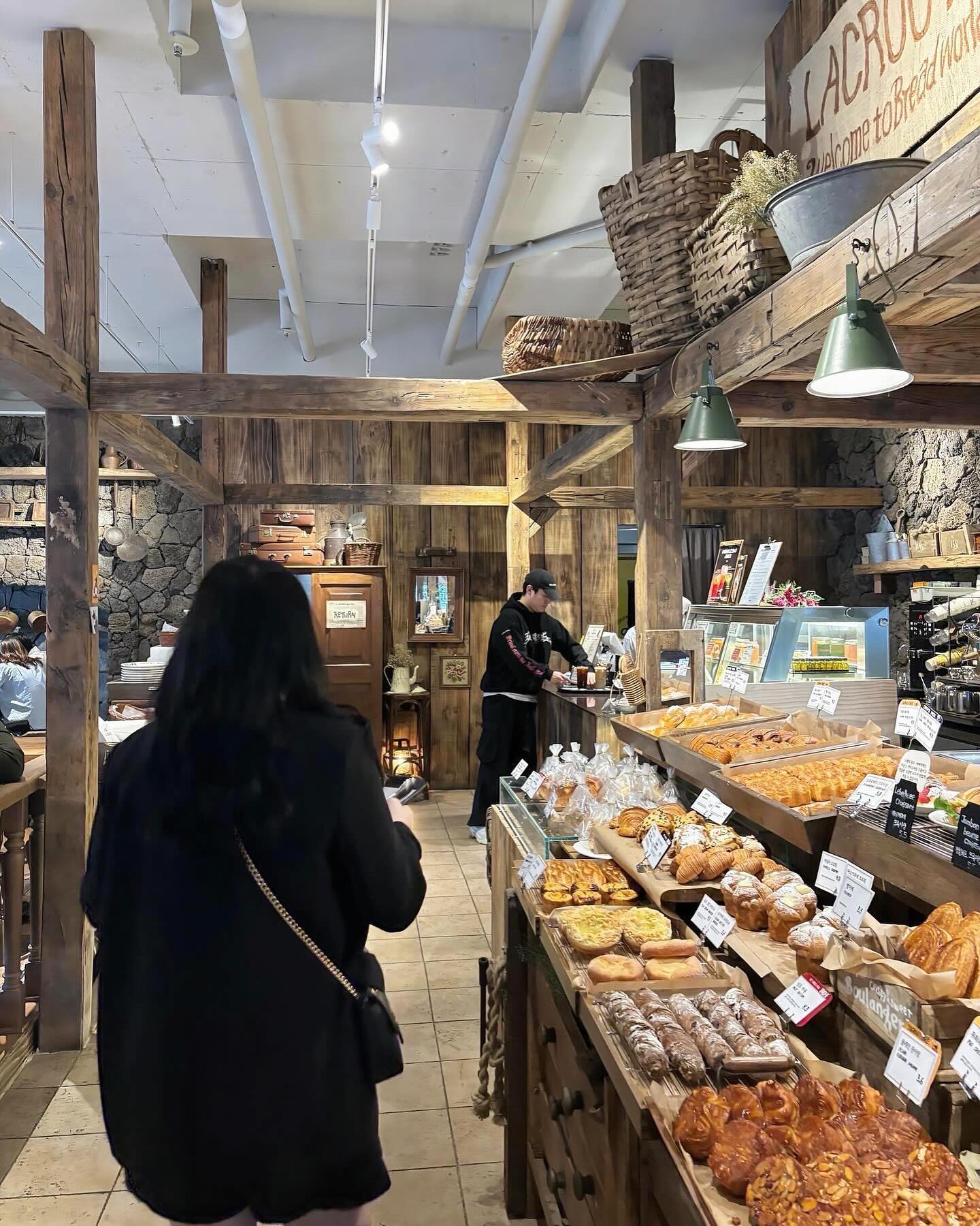 1-3  #마곡카페 #라크루뜨서울 
내가 좋아하는 빵들 다 모였네🍞🥐🥨🥯🥖

4-6 #연희동카페 #에브리데이해피벌스데이 
매일을 생일로 만들어주는 특별한 곳✨
무려 디저트 시키면 초를 준다구요👀
특히 전남친토스트x아메리카노 조합 잊지못해🤤

7-8 #연남동술집 #연남동데이트 #이제 
비오는날 오빠랑 데이트하기 딱 좋았던 술집🖤
차돌만두전골 + 명란감태주먹밥 제발 먹어주라주..🫶🏻
분위기도 예쁜데 음식맛은 더 예쁨^^! (=꿀맛탱🐷)

9-10 #포천카페 #디케이에프에프
지난달에 벚꽃보러 갔었는데 이제야 올리기😅
공간이 넓어서 구경하는 재미 쏠쏠🎹