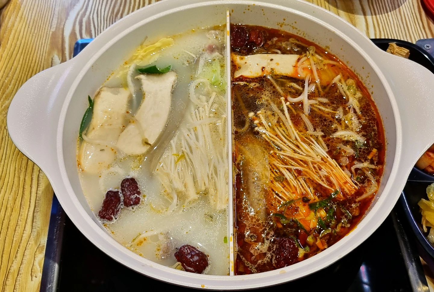 해운대 훠궈 맛집
💕우선생 양꼬치&샤브샤브💕

😍칭탕&홍탕 두가지 맛을 동시에 즐길 수 있어서 취향따라 기분따라!

😊무한리필로 즐길 수 있는 야채와 당면들, 그리고 고기까지!

🤗기본 제공되는 땅콩소스에 취향껏 만들어 먹을 수 있는 소스도!

정말 배부르고 맛있게 즐겼던
해운대 맛집이었어요
깊은 국물 맛에 다양한 소스와 함께 즐길 수 있어서 정신없이 먹고보니 배불러있었던 리얼 찐맛집!😍😍

 

#협찬 #해운대맛집 #해운대양꼬치 #해운대훠궈 #해운대샤브샤브 #맛스타그램 #먹스타그램 #먹팔맞팔