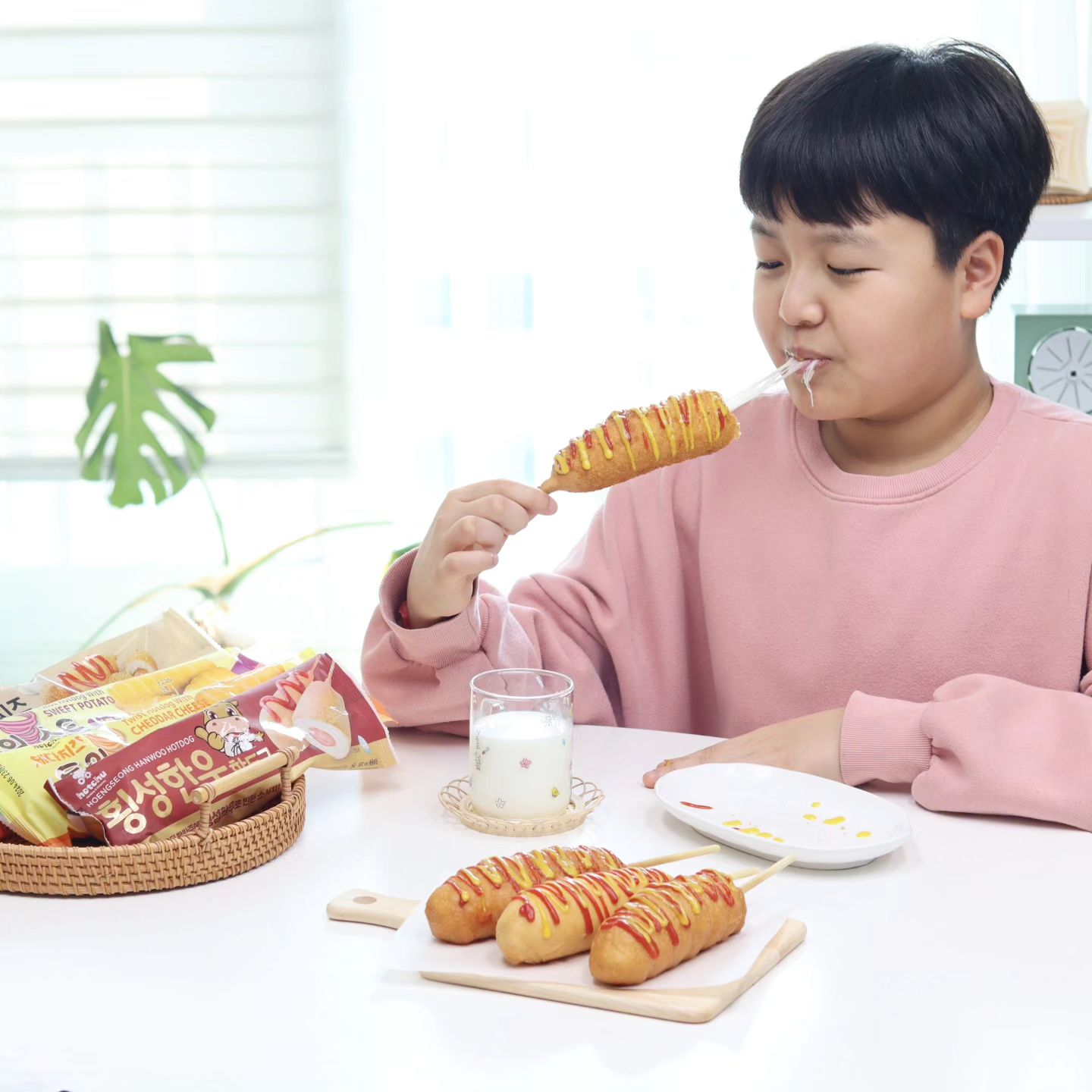 #협찬
길고 긴 겨울방학 먹거리가 가장 큰 고민인데
매일 챙겨줘야 하는 간식도 한몫 단단히 하잖아요.🙄

간편하고 맛있게 먹을 수 있는
옥두식품 핫도그로 냉동실 채우니 든든해요.😆😄

전자레인지에 냉동상태 그대로 1분 50초면 촉촉하게~
해동 후 에어프라이어에 180도에서 12분 돌리면
겉은 바삭 속은 촉촉하게 즐길 수 있는데요.👍

트위스트 핫도그는
폭신한 발효 반죽 빵에 달콤한 군고구마와
육즙 가득 국내산 소시지가 들어있는 #군고구마핫도그 와
폭신한 발효 반죽 빵에 짭짤한 체다치즈와
육즙 가득 국내산 소시지가 들어있는 #체다치즈핫도그 가 있어요.

#횡성한우핫도그 는
한우사골을 넣어 부드러운 반죽에
횡성한우를 넣은 소시지로 육즙 가득 쫄깃한 식감이 좋구요.

#모짜렐라치즈핫도그 는
카스텔라 빵에 빵가루가 묻어 있어 부드럽고 바삭하고
쭈~~~욱 늘려먹는 재미가 있는 모짜렐라치즈와
국내산 소시지가 들어있어 더 맛있어요.

옥두식품 핫도그는
HACCP 인증 시설에서 철저한 품질 관리로 생산되어
안전하게 믿고 먹을 수 있으니까👏
아이들 간식으로 간편하고 맛있게 챙겨보세요.💕
.
.
.
.
okdufood_official
#옥두식품 #감자핫도그 #핫도그 #치즈핫도그 #한우핫도그 #옛날핫도그 #휴게소핫도그 #맛있는핫도그 #아이간식 #맥주안주 #고구마핫도그 #모짜치즈핫도그 #간식 #냉동핫도그 #에어프라이어 #전자레인지 #간편조리