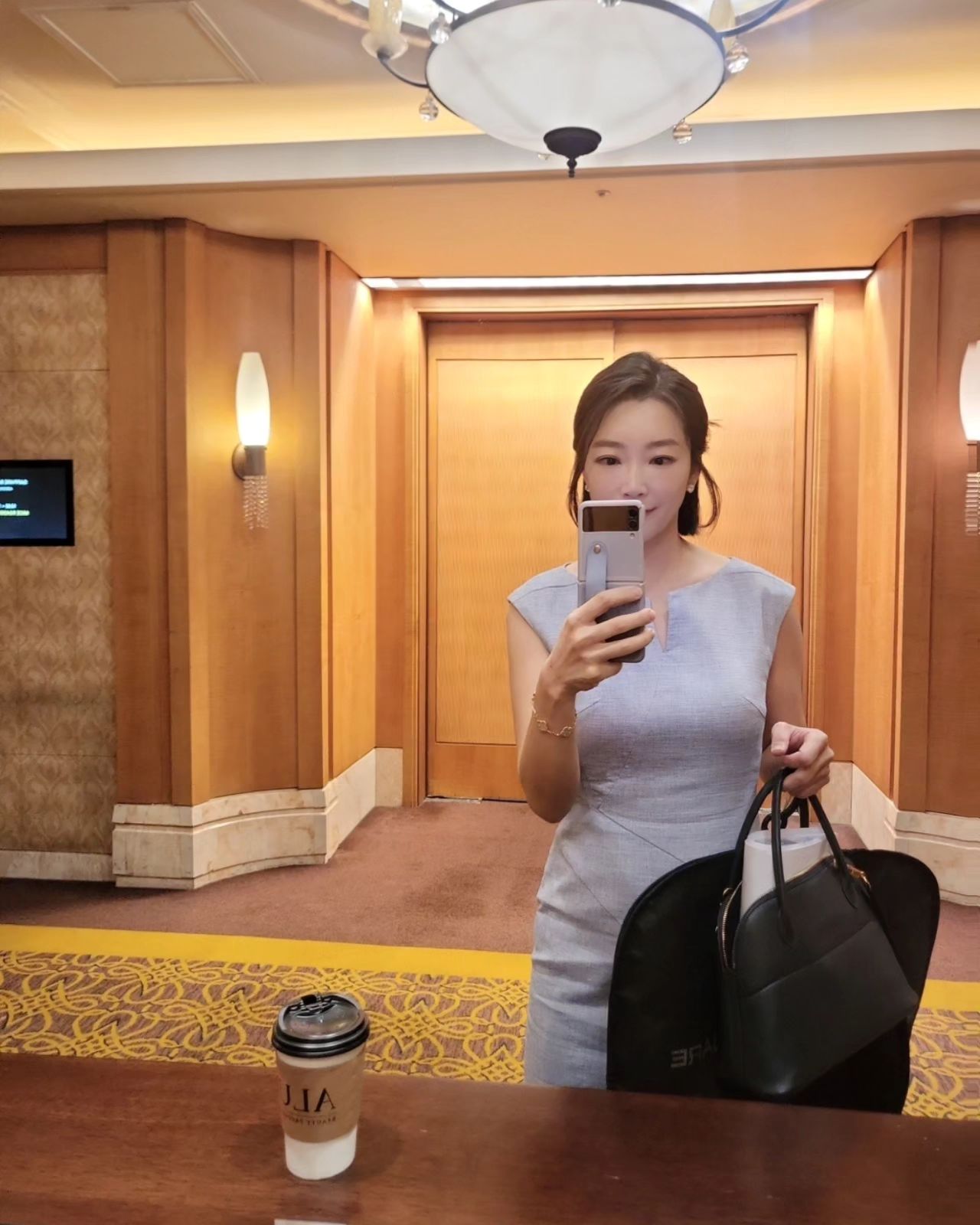 #행사철 #출근룩
오전행사와 저녁행사 의상을 달리가려했는데 
긴급 수정안들과 딜레이에 결국 저렇게 들고만다닌게 암도 몰겠지만 저 혼자 아쉬워요🤣
.
피콕스타일이신거냐고 놀렸지만 난 너무 맘에들었다🦚
#peacock
.
어쩜 밀리는시간도 요리조리 피해 스케줄이동인지👍도와주신덕에 새벽부터 착착착 진행💕
#honortobewithyou
#한영mc
#정부행사아나운서
#롯데호텔
#염지혜아나운서
#일스타그램 💛