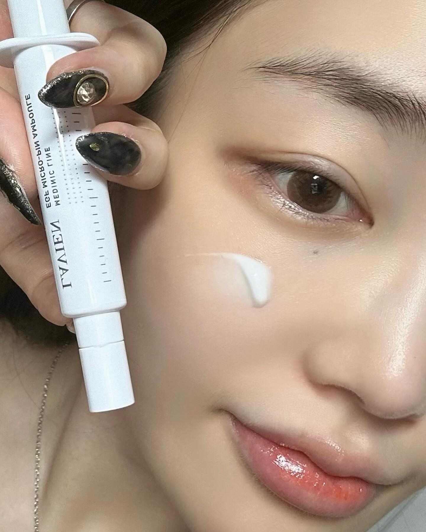 #광고 lavien_official pinksecret85 
안면 9대 주름 정조준 PIN, 라비앙 김소연의 EGF 마이크로 핀 앰플⭐️
✔️LOW자극/ HIGH 효능/ MUST 경험, 주름 정조준 앰플
✔️치메디텍 EGF 최대 함량 10 ppm 함유
✔️성인인자 EGF(고순도, 고활성 성인인자)+자연유래 HYDROLYZED SPONGE(초미세 딜리버리 스킨 핀)
✔️탄탄한 성분 조합(아미노산 17종 콤플렉스+펩타이드 5종 콤플렉스)
✔️인체적용시험으로 확인된 9대 안면 주름 관리 효과

-
이마, 눈 밑 처짐, 팔자 등 주름 관리가 잘 안 될 때 사용하기 좋은 라비앙 메디닉라인 EGF 마이크로핀 앰플! 순하지만 파워풀한 효과를 지닌 9대 안면 주름 관리 앰플, 무겁지 않은 수분 앰플 텍스처로 바르는 순간 콕콕 찌르는 느낌과 함께 피부에 전달해 줘 집에서도 쉽소 간편하게 집중 주름 관리가 가능합니다~😃👍

#라비앙 #LAVIEN #김소연화장품 #라비앙EGF핀앰플 #EGF니들앰플 #주름핀앰플 #인체유사리포좀EGF #안면9대주름개선 #안티에이징