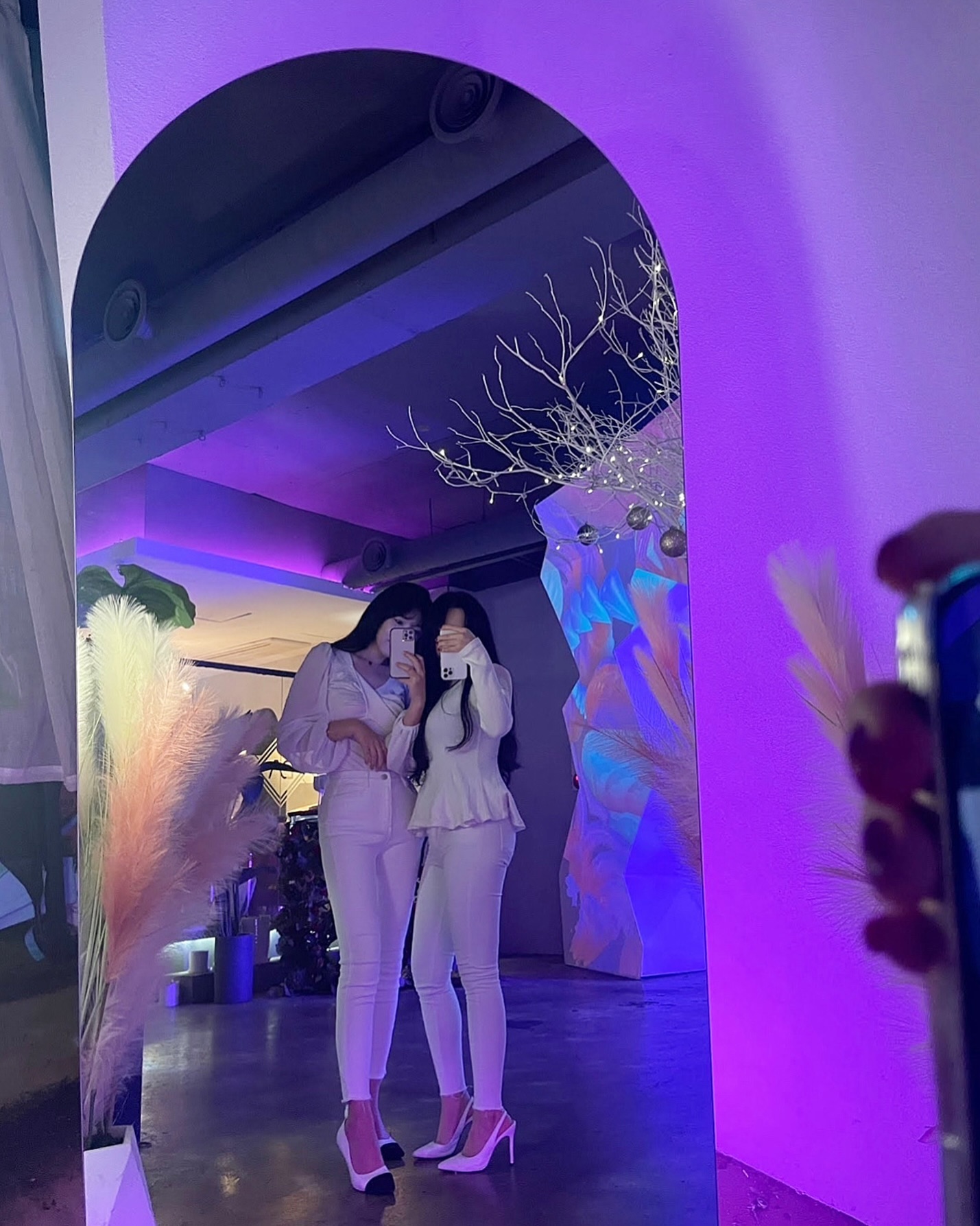 우리는 16년지기 칭구🤍
이제 17년 다가 오는 중..

세월이 너무 빠르네요
좀 있으면 2024년이라니..
ㅋㅋㅋ 세월을 붙잡을수도 없고
세월이 야속 합니다

2023년도에는
엄청 많은 일들이 있었어요
가장 큰일은 아버지 돌아가신거..🥹
여전히 항상 보고싶어요

2023년도는 아쉬움이 많아서
이렇게 보내기는 싫은데..
어쩔수없는 거겠죠?

그래도 마지막 날까지
힘내고 알차게 마무리 해보아요 👐🏻
 
.