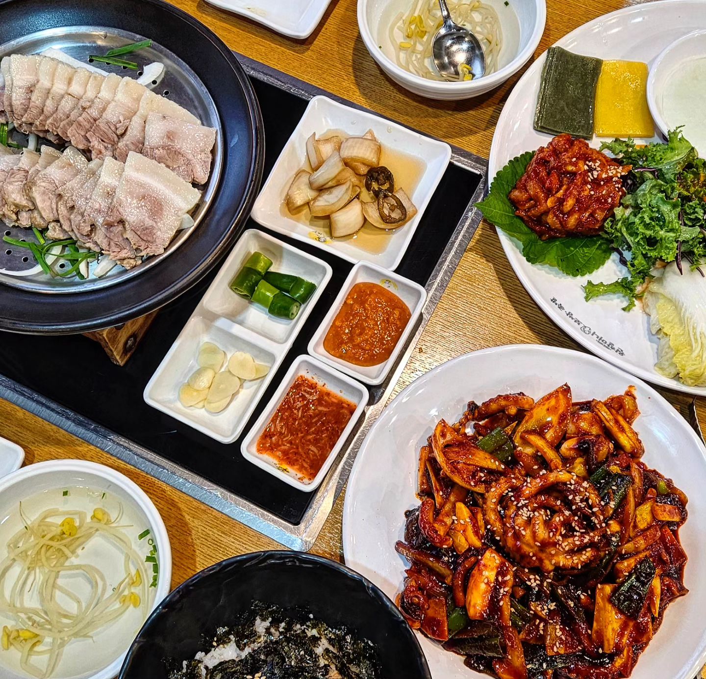 #협찬 원할머니보쌈

👉 쯔양도 먹은 원할머니보쌈 신메뉴
  불맛낙지원쌈 🔥🔥🔥 후기

매콤 달콤 불맛 낙지볶음과 부드러운 수육
거기에 쫄깃한 쌈떡까지 더하면 삼합으로 
완성되는 꿀맛 낙보쌈 🫢

🌶 맛있게 매워서 맵찔이도 계속 먹게되는
불맛낙지원쌈은 밥이랑 먹어도 술안주로도
강추한다는거 스트레스 빠샤!

💰 불맛낙지원쌈 43.0
  장조림주먹밥 4.5 

#불맛낙지원쌈 #낙지볶음 #낙지볶음맛집 #안주맛집 #보쌈맛집 #원할머니보쌈
