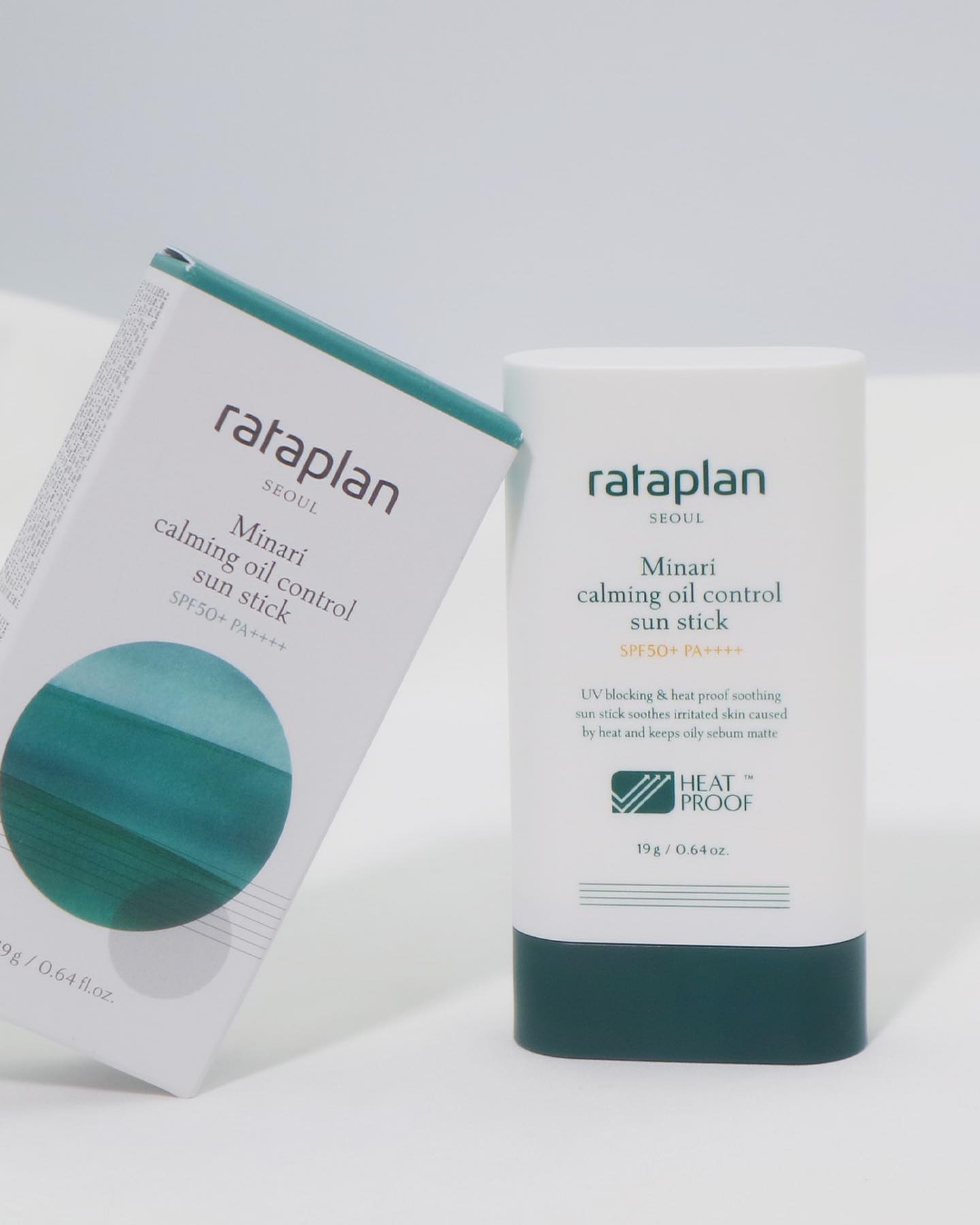 #광고 rataplan.official

자외선 차단은 물론, 피부 열까지 케어하는
열 진정 미나리 선크림으로 유명한 라타플랑의
NEW 미나리 진정 노세범 선스틱이에요🌿

외부 열 차단 + 피부 열 진정을 돕는
히트프루프 선스틱이라 근본적 피부 문제까지
막을 수 있어 야외활동에도 든든해요!

여름철에는 더운 날씨로 모공이 활짝 열린 듯
유분과 피지가 폭발하는 시기인데요.
번들거리는 피지와 유분기를 흡착해 끈적임 없이
보송한 노세범 효과를 보여준달까요?

일명 기름종이 선스틱으로 산뜻 + 보송보송!

게다가 인공 성분을 배제한 자연 유래 쿨링 원료로
피부 자극 없이 시원하게 쿨링 효과를 선사해
야외활동 중에도 휴대해 수시로 덧바르기 좋고요.

순하면서도 강력한 5중 차단으로
움직임이 많은 야외활동도 OK! 땀에도 OK!
​

#라타플랑 #미나리선크림 #미나리선스틱 #선크림추천 #선스틱 #물놀이선크림 #히트프루프 #열피지케어 #쿨링선스틱
