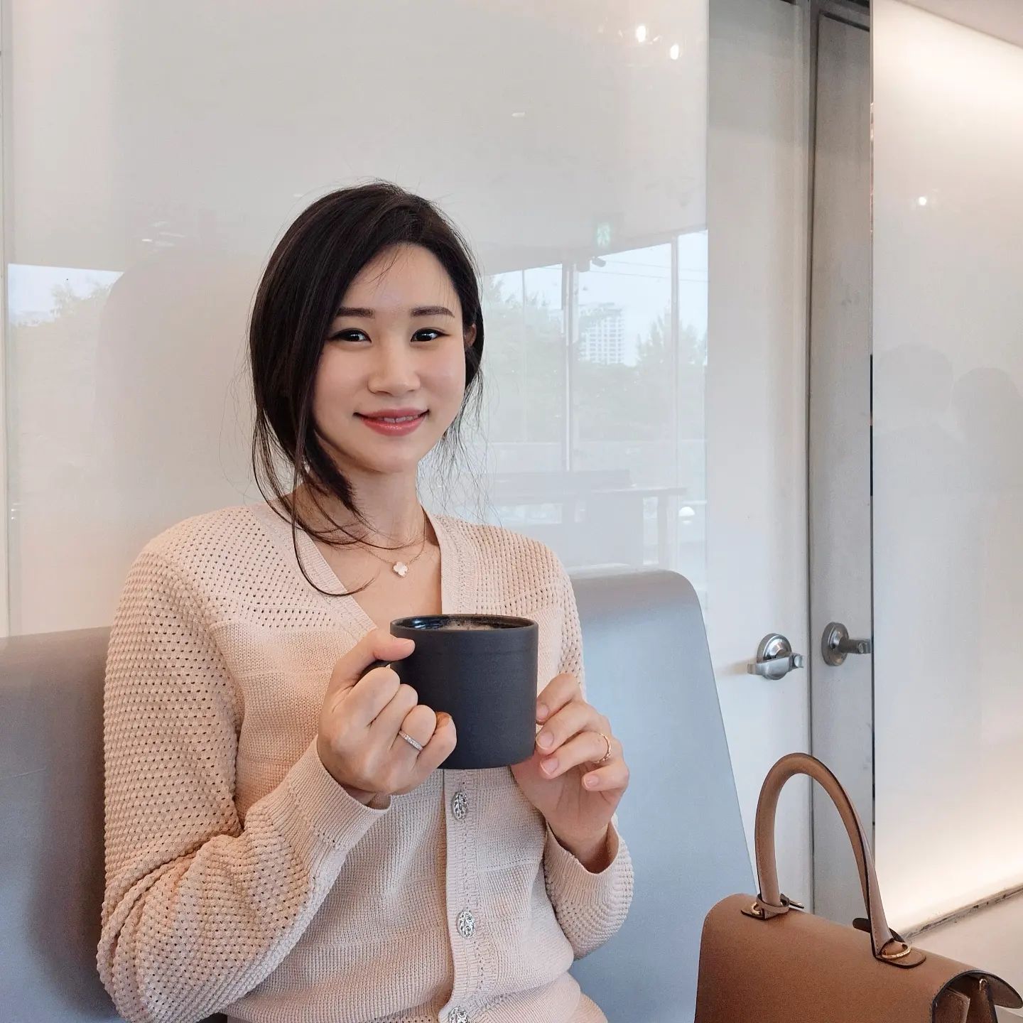오랜만에 대구왔는데 비가 주룩주룩💧
그래도 맛있는건 포기할 수 없지!🫶🏻

그런데 출산 후 잔머리는 언제까지 나나요?
자꾸만 앞머리가 생기네🥹