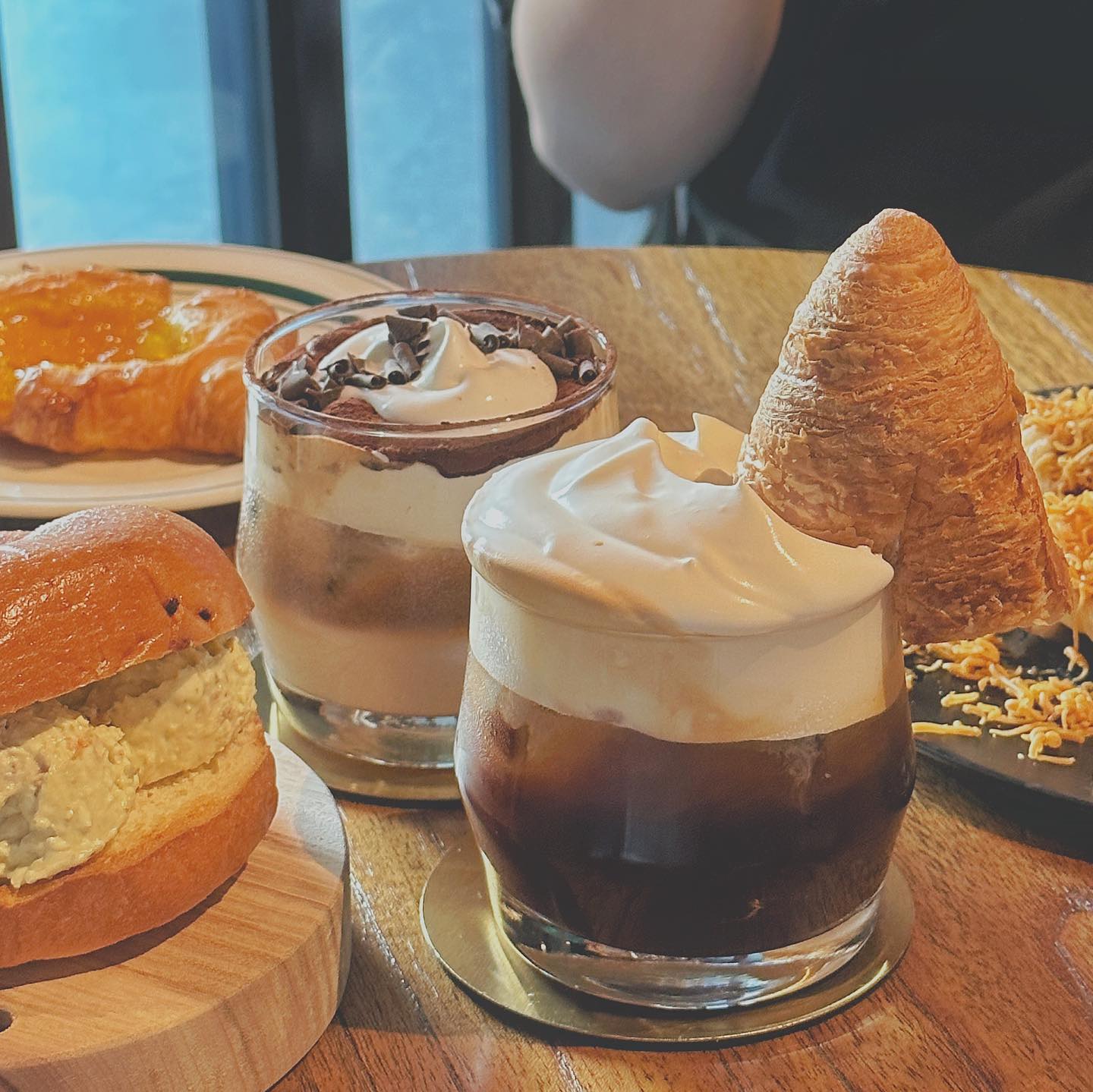 상경하고 2년동안 같이 살았던 구 룸메이트 용현햄과
#강남카페 ‘N Coffee Studio' 뿌심 ! 👊

#아인슈페너맛집 으로 유명한 #신논현역카페 ☕️
#아인슈페너 는 말 할것도 없고, 아이스크림 크로플 진짜 대박🤎

돼지보스답게 바질크림 베이글이랑 애플크로아상까지
야무지게 먹고왔어요!! ㅎㅎㅎㅎㅎ
#신논현카페 다음에 또 가야지 🥹