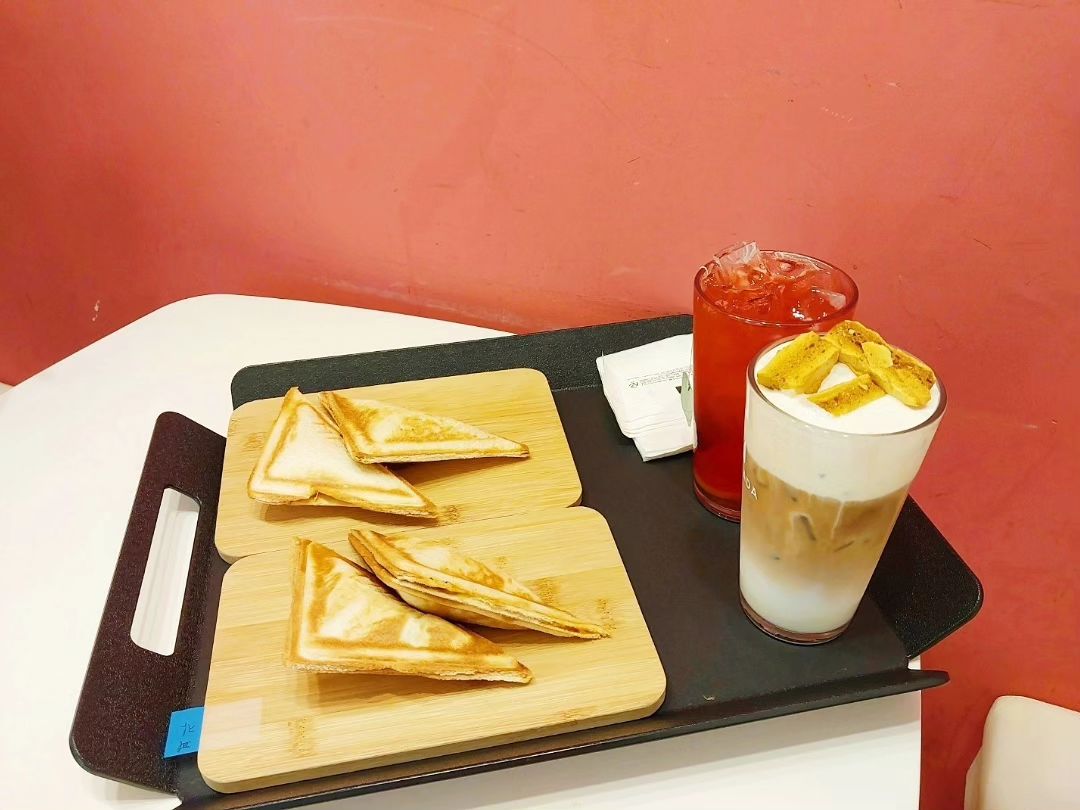커피랑 토스트가 맛있는
부산 토스트 맛집 카페 

밸라다 부산본점☕🥙
bellada_coffee

부산에서 토스트맛집 프랜차이즈로 유명한곳!🥙

아메리카노를 테이크아웃하면 가격이 무려 1500원이에용!!!💖

입구부터 핑크핑크하고 아기자기한 외관에 내부는 우드와 초록초록한 식물 인테리어가 화사하면서 깔끔하고 생기있는 분위기가 느껴져요!💚

밸라다는 토스트가 메인이지만 
음료종류도 어마어마하게 있고
다양한 베이커리도 팔고있어요!🍞

✨요 베이커리들은 매장에서 매일 직접구워 당일 판매를 원칙으로 한다고해요!!

치즈가 쭈욱~늘어나는 
밸라다 피자 토스트!🧀🥙
페퍼로니 피자맛 그잡채🍕
재료도 듬뿍들어있어서 이거 하나만먹어도 배가 든든해요! 

따끈따끈 금방 만든 신선한 에그마요에 슬라이스 햄 한장이 깔려
무조건 맛없없인
계란샐러드 토스트!🥚🥙

그리고 달달구리한 달고나와 커피가 너무 조화로웠던
달고나크림 콜드브루🥃

애플의 새콤한맛보다 달달한 맛이 좀 더 강하고 청귤이 향긋한 
애플청귤티까지!🍹

토스트가 전문이라 음료는 
그럭저럭 일 줄 알았는데 
음료도 너무 맛있고 토스트는 말모~😋 
부산이랑 김해•울산지점도 운영중이니 근처에 계신다면 꼭 방문추천드려요!!!

부산진구 당감동 71-8 1층 
0507-0289-4544
매일 8:00-22:30
라스트오더 22:25