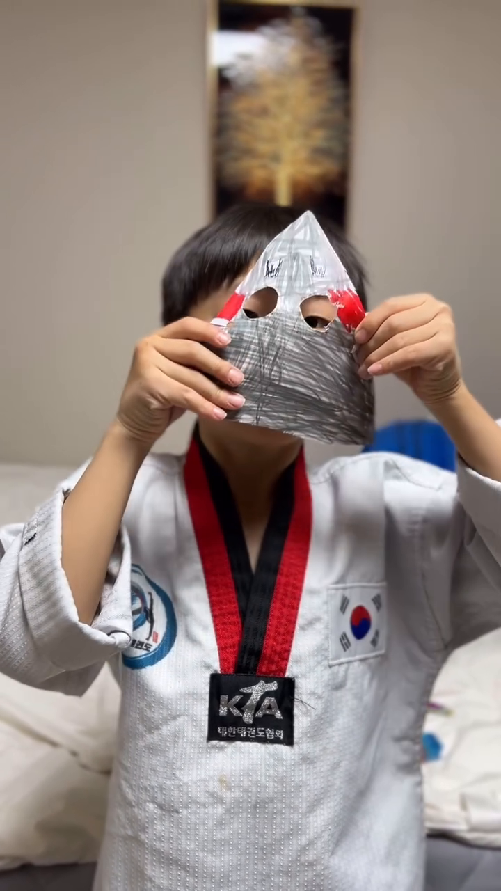 아들이 학교에서 오징어가면을 만들어왔는데... 
오징어가 아니래요~🦑
상어래요🤣🦈 

묘하게 많이 본 것 같은 느낌이라 생각해보니 함진아비 ㅋㅋㅋ😆 
함사세요~~!! 
아들내미 함진아비 만들 뻔 했네요 🤣🤣 

#함진아비 #상어가면 #오징어가면 #함사세요 #우리집미술천재 #아들스타그램 #초1 #8세 #초등맘