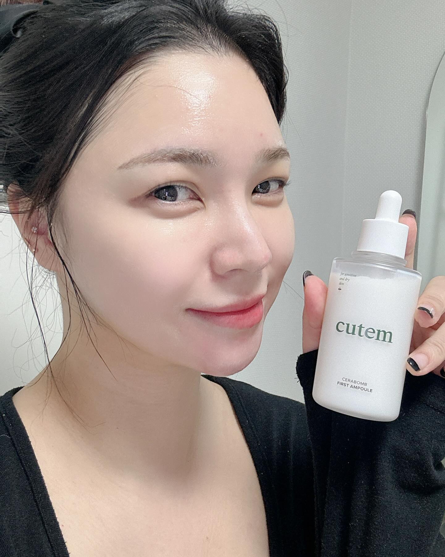 #광고 cutem_official 

기미 잡는 세라마이드 폭탄 !
수분부터 미백 기미까지
하나로 해결하는 큐템 세라밤앰플이에요 :)

다른제품들에 비해 세라마이드가 많이 들어가있구요
피부 질환의 근본부터 연구하는 스킨메드에서 출시한
진정성있는 제품!

속건조도 잡고
기미도 잡고 ㅎㅎ
기미에는 세라마이드가 최고거든요!
꾸준히 사용할수록 얼굴빛이 환해지는건 확 느껴져요 :)
와디즈 펀딩도 했었던 제품!

#큐템 #세라밤 #세라밤앰플
#기미앰플 #세라마이드앰플 #미백앰플
#앰플추천 #미백화장품 #수분앰플
#화이트닝앰플 #속건조 #탄력앰플