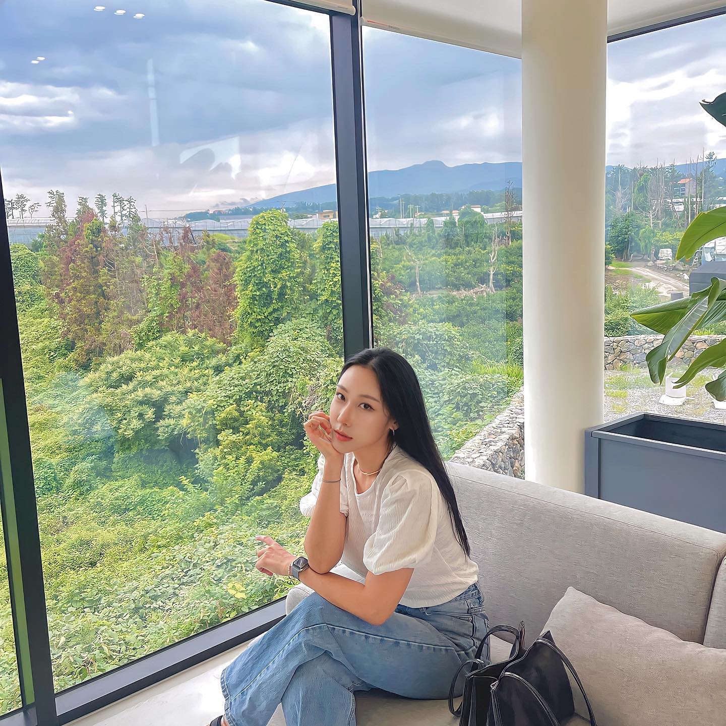#협찬 @octetteofficial #볼륨퍼프티 #오떼뜨 바다도 좋지만 숲도 좋은걸⌣̈🌲🌿 맑은 하늘과 초록초록 날씨와 어울리는 오떼뜨의 볼륨퍼프티 입고 나왔어요 :) 과하지 않은 퍼프라 팔뚝살커버도 가능하고 꾸민듯 너무예쁜 모드를… | Instagram