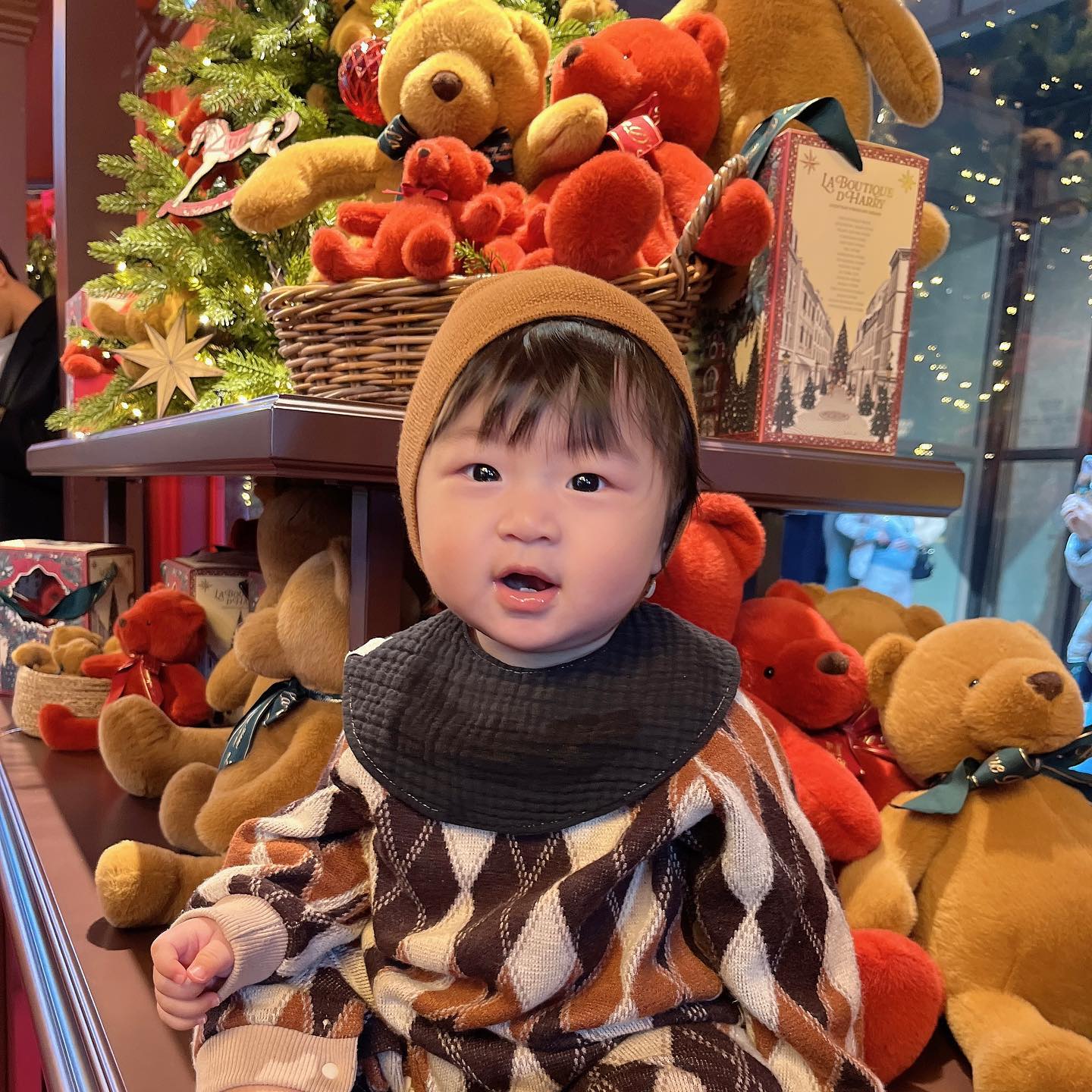 역시, 겨울이 좋아❣️

거리마다 반짝반짝 추운 날씨에도 겨울이 좋아요☃️☃️❤️ 12월의 첫날 백화점 갔다가 만난 빨간곰과 트리를 윤이가 엄청 좋아해서 그 주 주말에 남편과 부지런히 트리를 꾸몄어요🎄🎄 너의 첫 겨울도 행복한 계절이 되길 바라며🕊️🕊️🤍