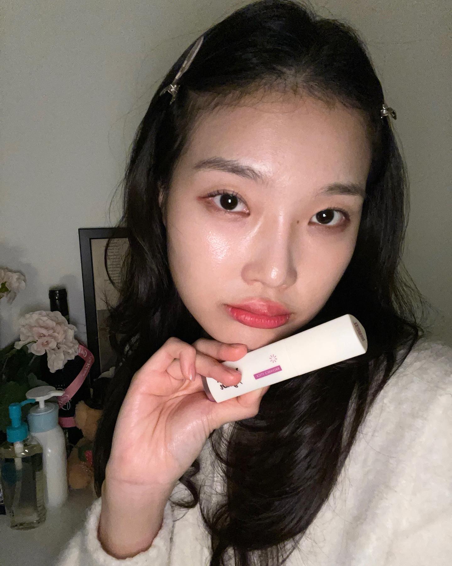 #제품제공 #터치인솔 
touchinsol.official 
손가락으로 녹여서 피부에 발라주면 완전 쉽게 자연스러운 광 완성..! 건성피부한테 왕 강추입니댜라🫧
⠀
⠀
#touchinsol #비건어게인래디언스하이라이터스틱 #하이라이터추천 #하이라이터 #하이라이터스틱 #윤광메이크업 #물광메이크업 #파룸체험단 #광채메이크업 #글로우메이크업
⠀
⠀