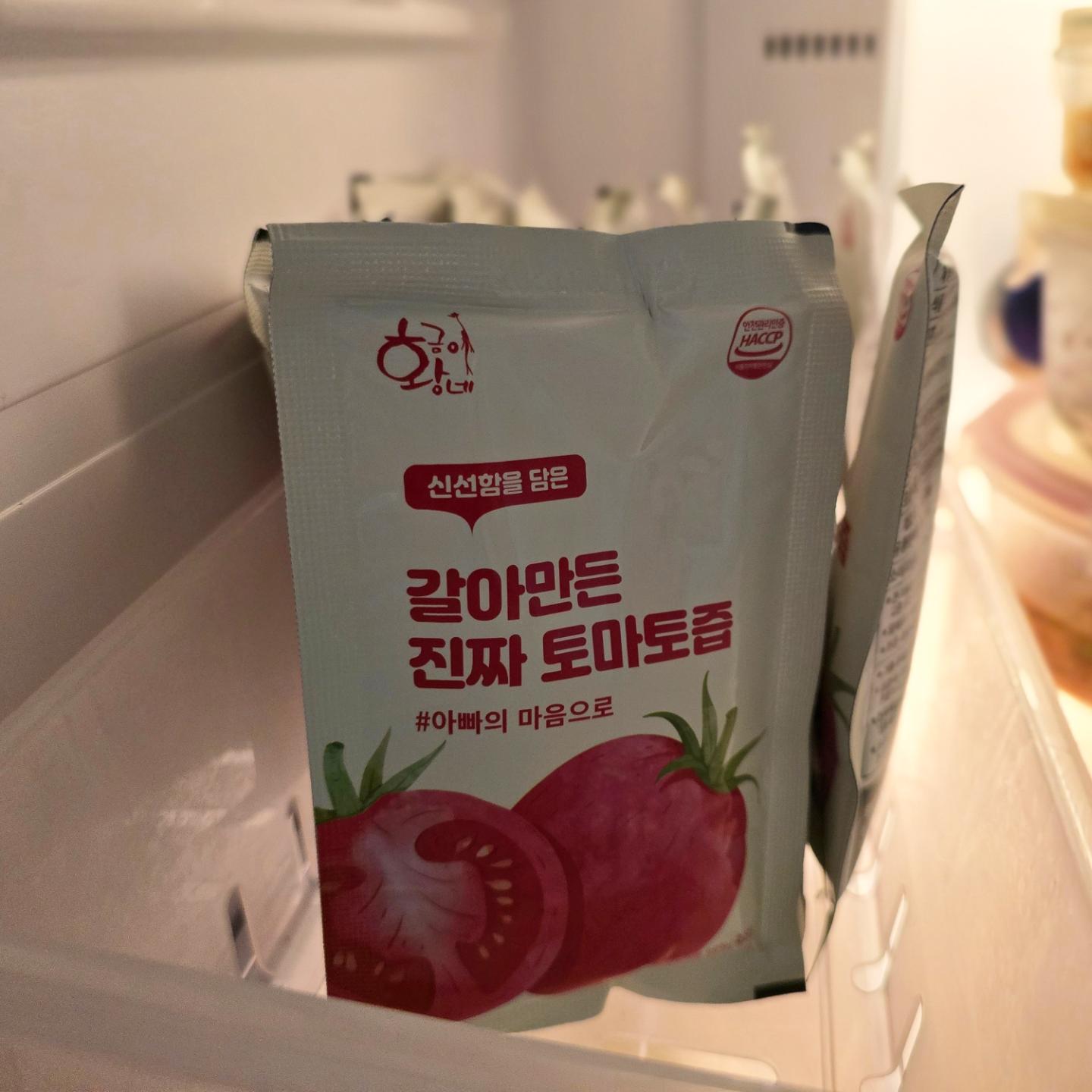 #협찬 #토마토즙
-
이 제품은 국내산 토마토 100%로 만든 토마토주스인데요🍅🍅
아침에 한 잔 먹고 출근하면 든든하고 
리코펜 성분, 칼륨 이외에도 좋은 성분이 가득해요.
토마토 좋은 거야 두 말하면 입 아프고요히힛🥰🥰
황금이네 토마토즙은 사장님 아이 태명 이름을 따서 만들었고 그만큼 아이들도 믿고 먹을 수 있게 안심하고 만들어진 브랜드라고 해요.
-
직접 스마트팜에서 온도와 적절한 습도 조절하여 
건강하게 자란 대추방울토마토만들어서 더울 달고 맛있어요!🧡💚
농축하지 않고 토마토를 그대로 갈아서 착즙했기 때문에 
맛과 향이 더욱 강하고요.
재비지 또한 충남 부여의 재배지를 통해서 공급 받아 제조했다고 해요!
-
또한 원물 공수부터 제조, 유통까지 모두 직접하시기 때문에 
가격도 착하고 합리적이에요💯💯
건강하고 맛있는 토마토즙 찾는 분들께 
황금이네 토마토즙 추천드려요!
goldhome_kor
-
#토마토 #황금이네 #주스 #황금이네 #웰빙음료 #맛있는주스 #건강즙 #맞팔 #먹팔 #맞팔선팔 #소통 #일상 #먹스타 #맛스타그램 #좋아요그램 #맞팔해요 #소통해요 #먹방일기 #먹팔그램 #푸드스타그램 #돼지런한하루 #followforfollowback #follow #followers #follow4like #follow4followback