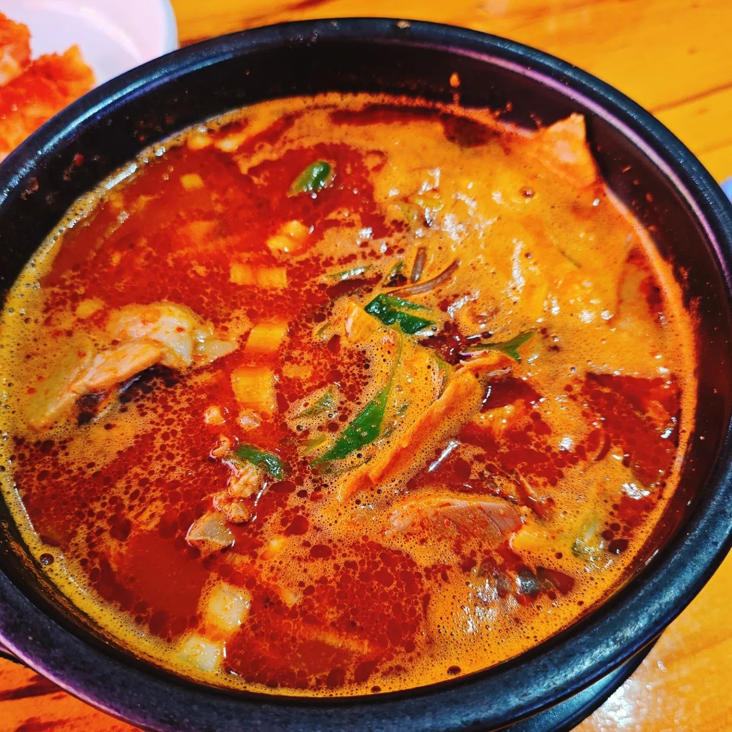 🥘
.
.
.
저번 주말에 순대국 좋아하시는 아빠랑 해장이 시급한 오빠랑
마라 순대국집이 있다고 해서 갔는데(오늘아님)
내부 깔끔하고 친절하신 사장님
마라순대국 주문했더니 맵기조절 물어봐주시고
기본으로 달라고 말씀드렸더니 맵다고 ㅋㅋㅋㅋ
먹기도 전에 냄새에 기침을 했지만 아주 적당히 맵칼한 마라순대국
고기도 실하고 마라 좋아하는 나한텐 딱인데
마라 안먹는 오빠도 맛있다며👍
아빠랑 오빠는 여기에만 있는 오마카세정식
순대국에 수제순대 3종류에 수비드수육까지
한 상 거하게 먹을 수 있어서 좋고
먹으러 간 날엔 인삼순대, 피순대, 청양고추순대까지
거부감없이 다 맛있잖아👍👍👍
셋이서 든든하게 먹은 주말 
입구에는 테라스가 있어서 날씨 좋은 날엔 커피까지 마시고 여유롭게 있어도 좋을듯ㅋㅋ

paldamsundae

#협찬 #수제순대 #순대오마카세 #마라불순대국 #김포맛집 #김포순대국맛집 #장기동맛집 #석모리맛집 #리뷰노트