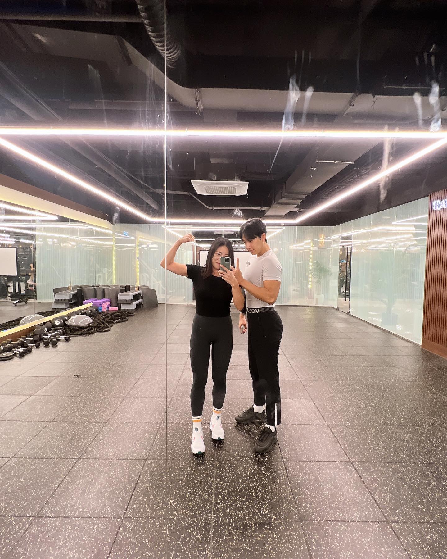 쌤이랑 찰캌✌️
#메이크휘트니스서현점  헬스장 짱좋음..
벌써 헬스장 옮긴지 2개월째
예전부터 다리 부종이 심했는데 
쌤한테 운동배우고 테라피 마사지받고
정말 많이 좋아졌다😌
종아리가 정말 말랑말랑해졌어..🥺
헬스 시작한지 어느덧 10개월째
중간에 현타와서 한달정도 먹고놀았지만
다시 마음잡고 운동하기로 마음먹었..지만
요즘 자꾸 먹으러 다니네🐽🐷
어제 쌤이랑 손구락 걸고 약속했다
이제 진짜 다이어트하기로🥺
다시 퐈이팅 해보쟈☺️
근데 인스타 요즘 진짜 귀찮네........

#등산  은 언제가지....??? 같이등산갈사람..
.
.
.
.
.
.
.
#다이어트식단 #헬스 #헬스장 #헬스타그램 #헬스트레이너 #헬스하는여자 #헬스하는남자 #운동하는여자 #운동하는남자 #운동하는직장인 #헬창 #오운완 #트레이너 #헬스트레이너 #메이크휘트니스서현점