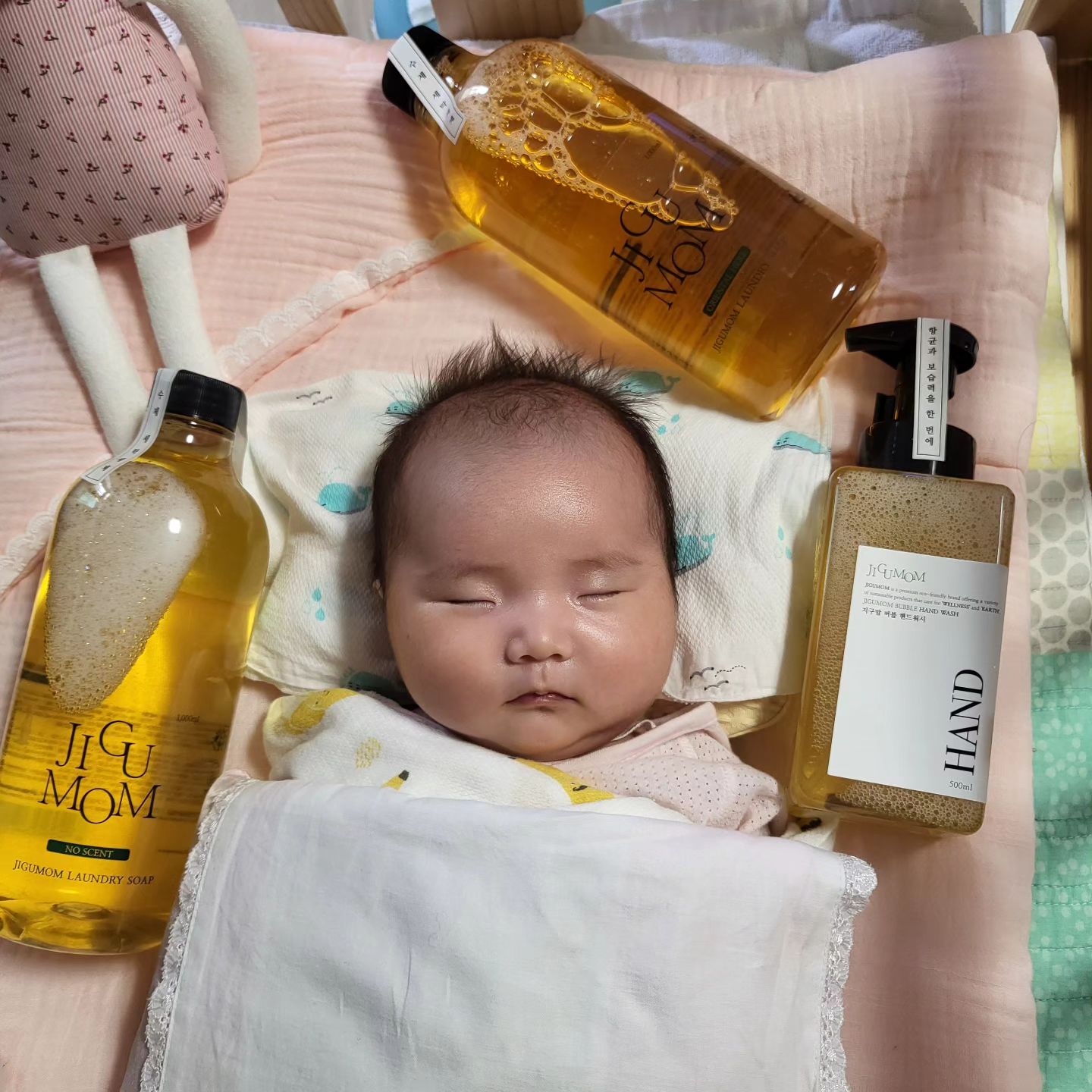 복댕이는 지구맘의 제품과 함께 건강하게 
자라고 있어요~~

더욱더 건강하게 자라서 옷 이쁘게 입을께요👶

얼릉커서 엄마랑 함께 인사드리로 갈께요😆

행복경영9기 대표님들 감사합니다.
-복댕이 올림-

산후조리원에서 있을때
엉덩이 발진이 생겨서 피부가 예민한거 같아 피부에 닿는 모든 제품을 친환경 무해제품으로 준비했어요!!

믿고 쓰는 안심제품 지구맘 
사랑입니다.

#지구맘 #지구맘세제 #아기세제 #아기세제추천 #신생아세제 #신생아세제추천 #지구맘세탁세제 #아기 #신생아 #신생아선물 #아기선물

#행복경영대학 #행복경영 #행복경영대학9기
