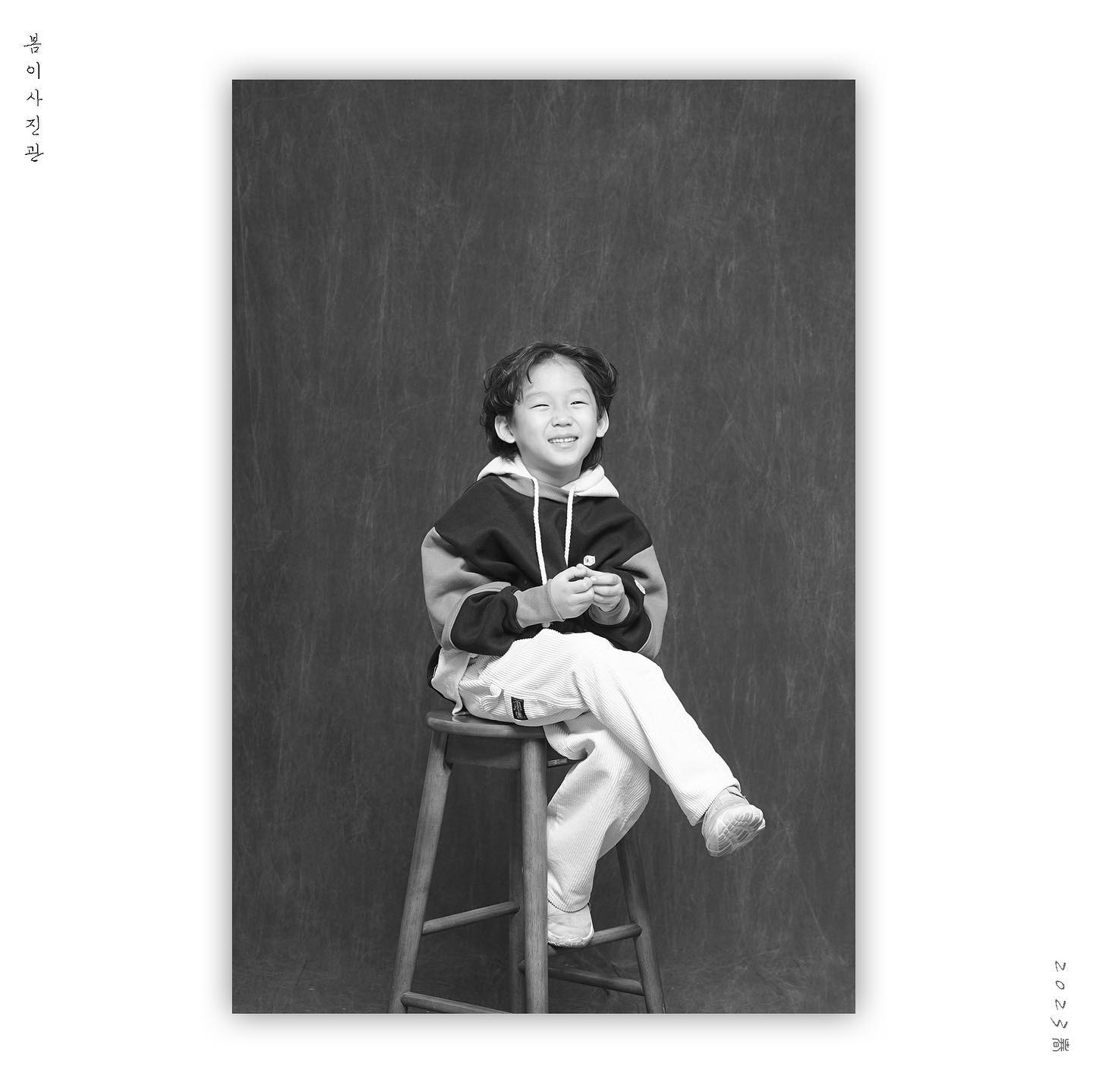 ⠀
23년 건률이의 7살 마지막 날🖤
⠀
엄청 작은 꼬물이였는데 이제 학교를 간대요🥹
언제 크나 싶었는데 시간이 이렇게 빨리 지나갔네요
엄마아빠 눈에는 아직도 아기 같은데 말이죠
⠀
잘해주면 고맙지만 또 잘하지 못해도 괜찮아,
엄마 아빠가 건률이 곁에 항상 있을거고 잘 이겨내면 되니깐
걱정말고 8살의 건률이도 언제나 늘 응원할게!🖤🖤🖤
⠀
#건률하루👶🏻 #8살아들