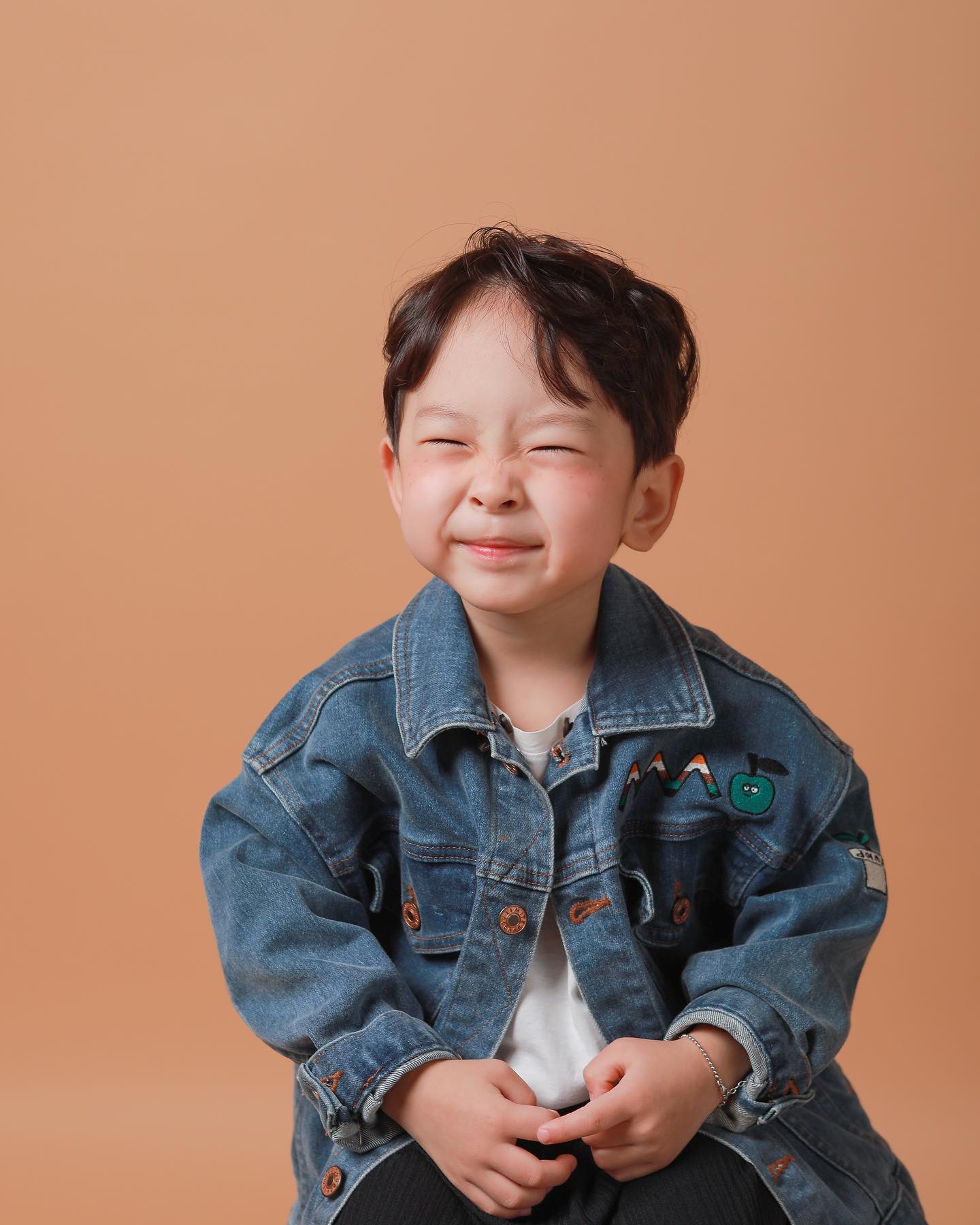엄마눈에 제일 맘에드는 사진🤍

우민이의 느낌을 제대로 찍어보인 두번째 컨셉촬영 ! 
요고 정말 너무 귀여운 컨셉이였는데 슬슬 떨어지는 컨디션으로 촬영 중엔 아쉬움이 많았지만 역시나 배테랑 작가님들 덕분에 다 맘에든다,..!

/ 꿈사랑 스튜디오 ggum_1 

아가아가한 모습이 점점 사라지는 요즘 엄기린•• 어린이가 되어가는데 하루라도 더 어린 아가모습은 너무 소중해ㅠㅠㅠㅠ
이렇게 매년 성장하는 우리아가 모습 기록해두기
사춘기가 되어도 찍어줄게🙃