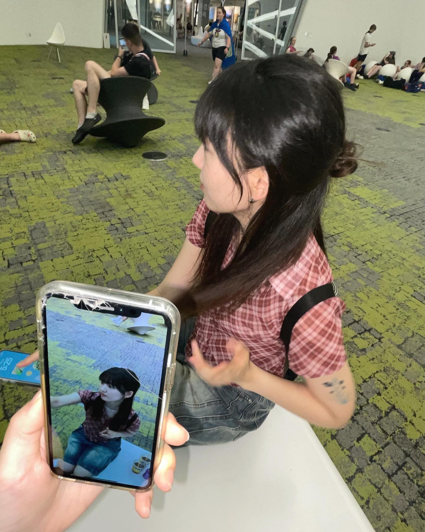 공간 사진전 보러갔다가 팽이의자 처음 타본날이애요
