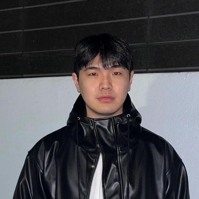  홍이 | 기본만 간단하게 담은 코디 | on Instagram: "#협찬 @standarderror_official 

요즘같은 날씨에 가볍게 툭 걸쳐입기 좋은 캐주얼 무드 레더 자켓😎

#광고#스탠다드에러  #STANDARDERROR #남여공용자켓 #자켓#데일리룩#자켓추천#간절기아우터#JACKET#パンツ  #outer #스탠다드에러x텍토리"