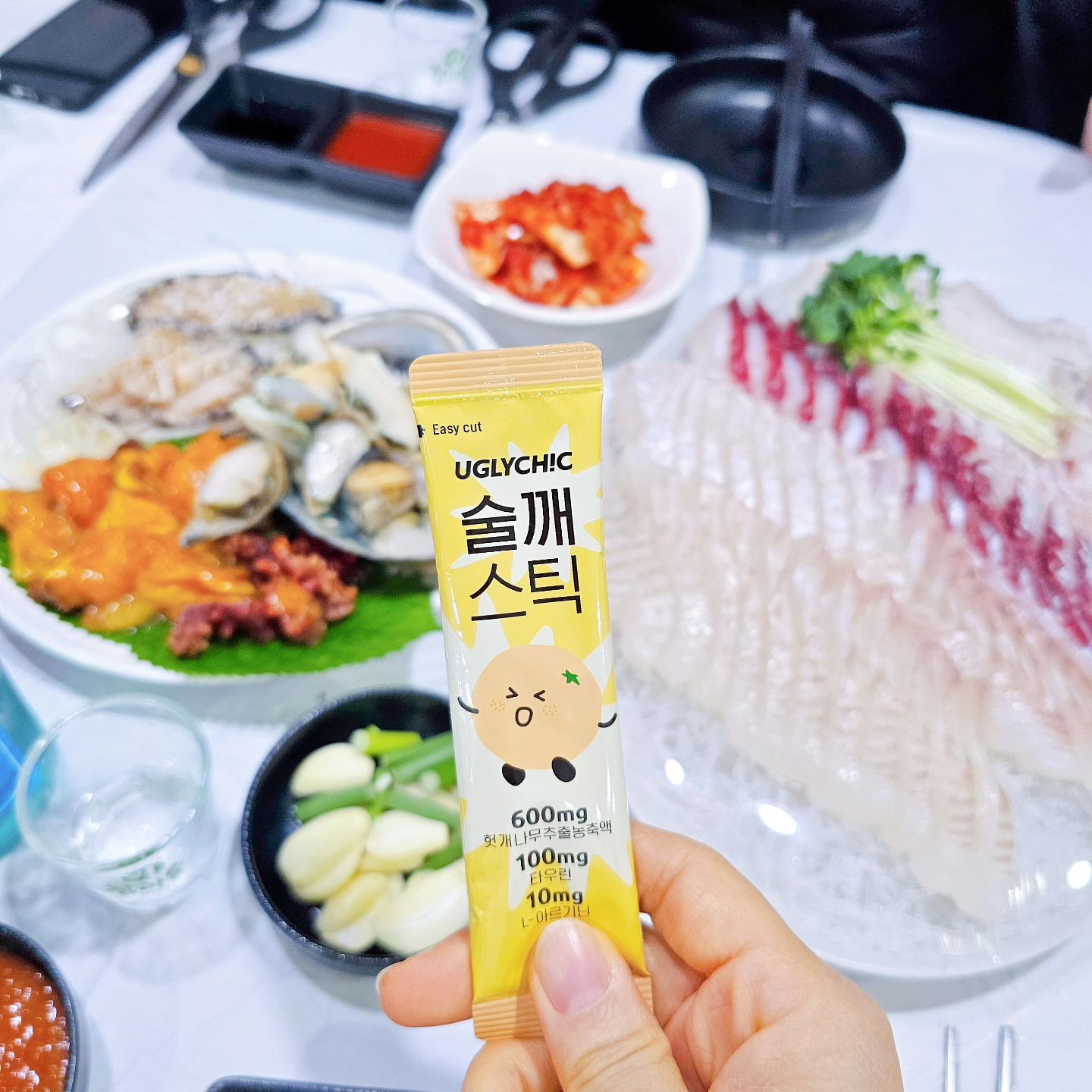 #협찬 #숙취해소제 #숙취해소 #숙취

오랜만에 신랑 회사 식구들이랑 함께 소래포구가서 찐~하게 한잔 했어요.

담날 출근을 위해 술 마시기전 숙취해소제로 [어글리시크] 술깨스틱을 먹어봤는데요♡

숙취해소에 효과적인 국산 헛개나무열매추출농축액과 타우린, L-아르기닌을 함유한 제품으로,

대체당인 국산 벌꿀과 에리스리톨을 사용한 당, 칼로리 걱정 줄여주는 숙취해소제(포 당 1g의 당 함유)랍니다.

감귤 진피 추출물을 한방에서 숙취해소로 사용하는데요.

술깨스틱은 버려지는 감귤껍질을 사용해 만든 제품으로, 국내 로컬푸드를 업사이클링해 제품화해서 더 좋은 것 같아요.

감귤맛 젤리 스틱 형식이라 달콤하면서 상큼해서 맛있게 즐길 수 있는데요. 

술을 잘 못하는 저인데, 안주와 분위기가 좋아 소주 한병을 마셨는데도 그 담날 거뜬하더라고요.

휴대하기 간편한 [술깨스틱]으로 술 마시기 전 후 가지고 다니면서 가볍게 숙취해소 해보시길 추천드려요♡

#숙취해소제추천 #술자리 #술자리필수템 #음주 #음주스타그램 #모임필수템 #신년회 #신년회필수템 #회식필수템 #술깨스틱 #어글리시크 #제주감귤 #감귤진피 #푸드업사이클링

uglychic_official
