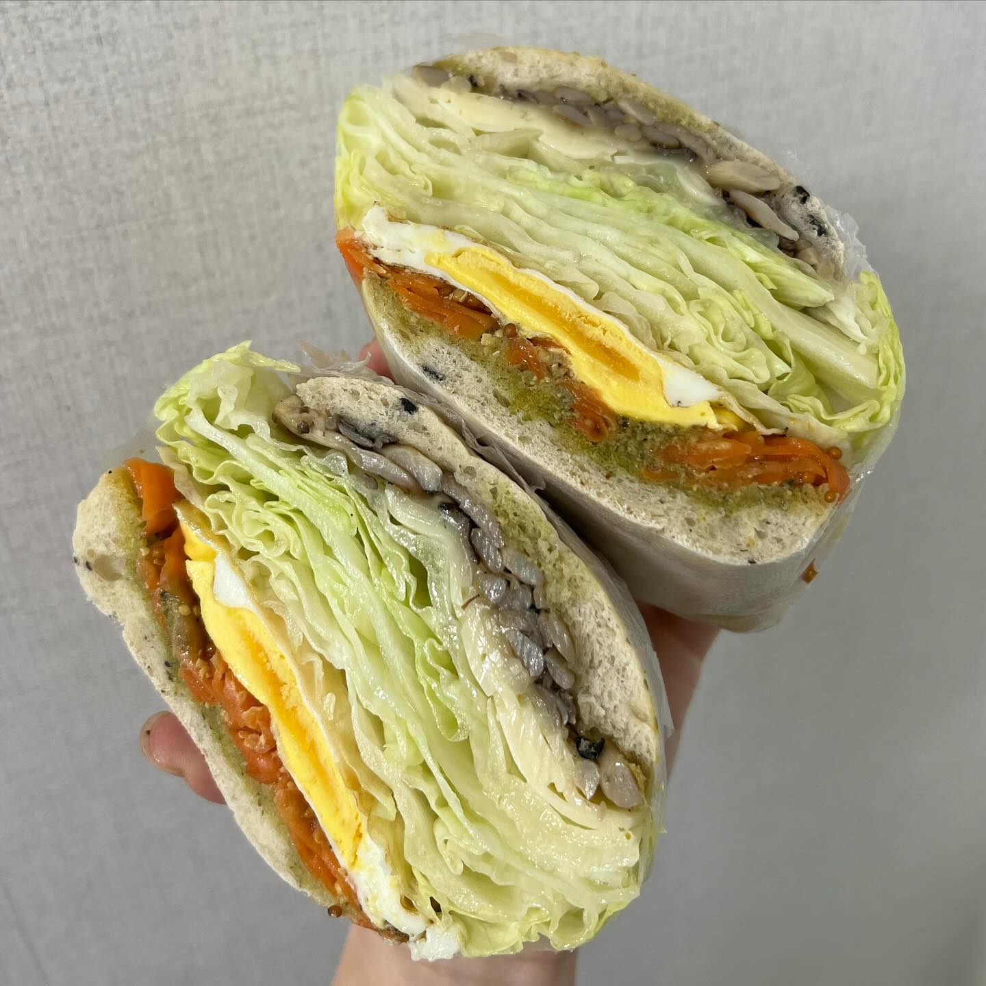 여러분 댁에 당근하세요 🧡

몇주 전부터 먹고 싶었던 샌드위치
돼지런하게 라페만들어 먹기 😗

좋아하는 노브랜드 올리브 치아바타,
버섯 양상추 하바티치즈 당근라페 바질페스토
뭐 없는 듯 맛있는 조합일세 😋

@ 속편해서 좋으나
@ 응 저녁에는 간장불고기 🧒🏻👦🏻

.
.
.

#맹수바 #당근라페 #당근요리 #홈메이드브런치
#내맘대로레시피 #샌드위치만들기 #건강식사