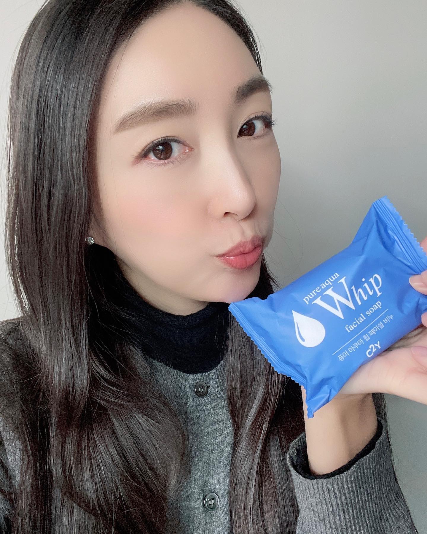 #협찬 

페이스와 바디에 모두 사용 가능한 아쿠아 휩비누 🧼
쉽게 무르지 않거 포근하고 은은한 베이비 파우더향을 느낄 수 있어요🩵🩵
풍성하고 쫀쫀한 미세거품으로 딥클렌징이 가능해서
이중세안이 필요 없더라구요😃😃
또 미세먼지와 블랙헤드도 한번에 클렌징!!

대용량 100g 제품으로 아낌없이 사용 가능한 가성비 좋은 비누😶‍🌫️😶‍🌫️ 샤워랑 세안을 한번에 할 수 있어 너무 편해요!
사용후에도 피부가 당기지 않고 촉촉해서 겨울철에 사용하기 너무 좋아요:) 기존 휩 클렌징 사용하셨던 분들은 무조건 대만족 하실거에요😘

#비누 #대용량비누 #바디비누 #세안비누 #세수비누 #비누바 #페이스앤바디 #클렌징바 #클렌징비누