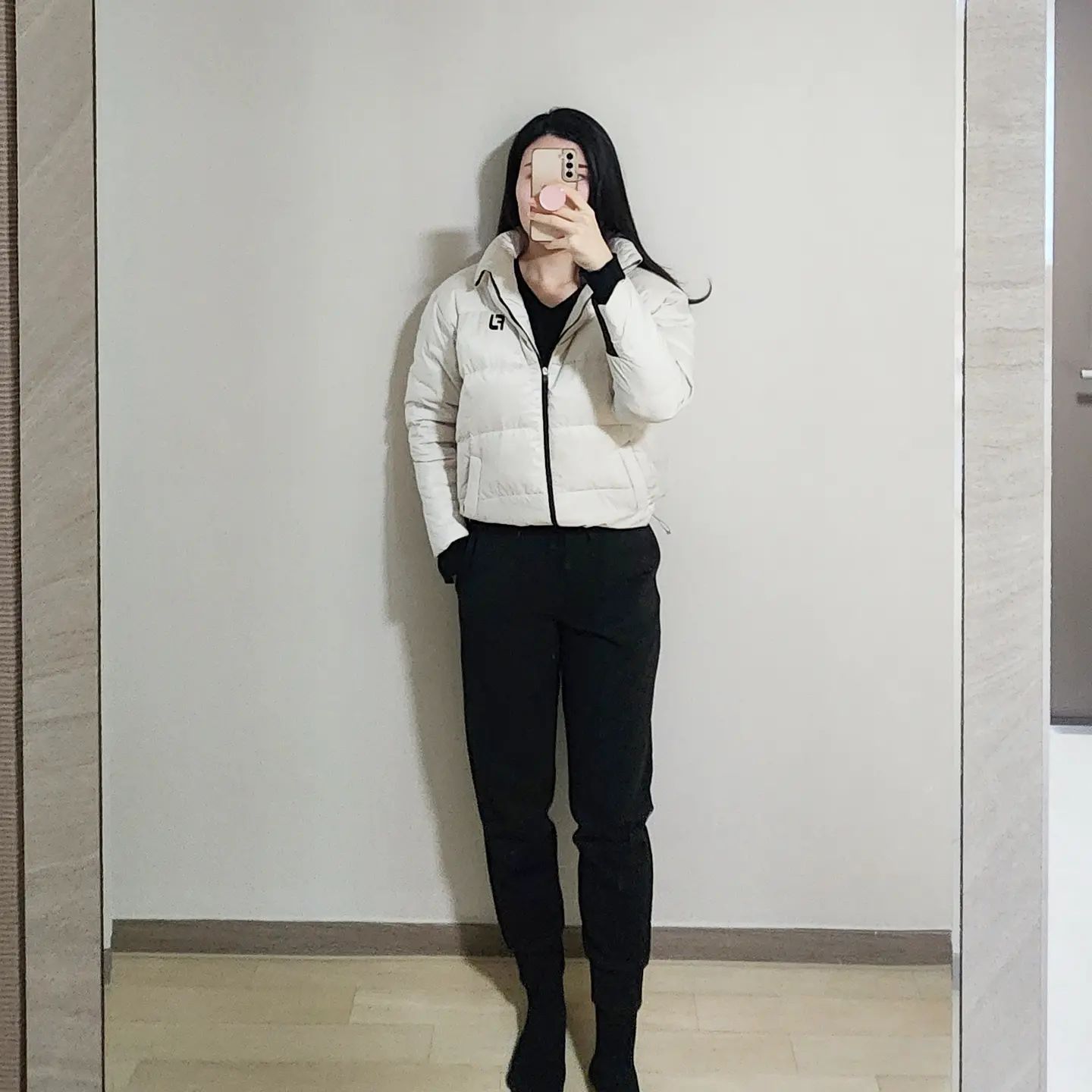 요즘 다시 날씨가 추워진 것 같아요ㅠㅠ

편하게 숏패딩에 조거팬츠랑 매치해서 입어봤어요 🤍

주말엔 편하게 입는게 참 좋아요.

일교차가 커서 옷 입기 애매한 부분이 많은데 여러분들은 어떻게 코디하시나요? 꿀팁 알려주세요 ㅎㅎ

#직장인ootd #직장인델룩 #직장인데일리룩 #30대코디 #직장인돌려입기 #봄코디 #환절기코디 #패딩코디 #직장인룩 #직장인스타그램 #직장인룩북 #직장인출근룩 #직장인주말룩