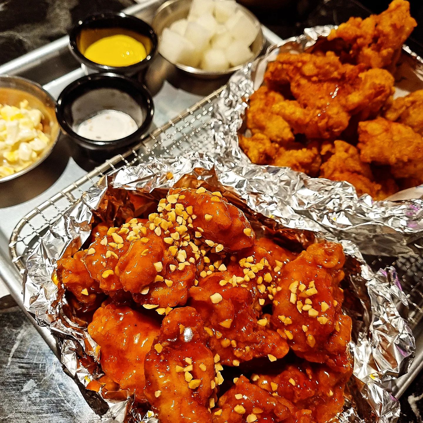 🎣
🎣오늘의 미끼🎣
#삼덕통닭

🍴삼덕통닭 후라이드 순살반마리(11,500원)🍴
 삼덕통닭 양념 순살반마리 (12,000원) 

🍗 연신내에 새로 생긴 삼덕통다다닭

🍗 옛날치킨 분위기라 고민도 안하고 들어광

🍗 겉은 바삭바삭한데 안에는 왜 보드람
 
🍗 반마리는 순살만 가능 

🍗 콘샐러드,무,머스타드소스,소금이 기본구성!

🍗 새로 생겨서 그런지 청결 무슨일...
 기름 깨끗한거보소..

🍗 오랜만에 매장에서 치킨 먹는데 순살 순삭ㅎ..

🍗 다음 방문엔 추천메뉴인 삼미통닭 먹어볼예정임 
  재방문 의사 너무있광🍗

📌 서울 은평구 연서로29길 20-22

👣 연신내역 1번 출구에서 220m

⏰ 매일 16:00-02:00
  01:00 라스트오더